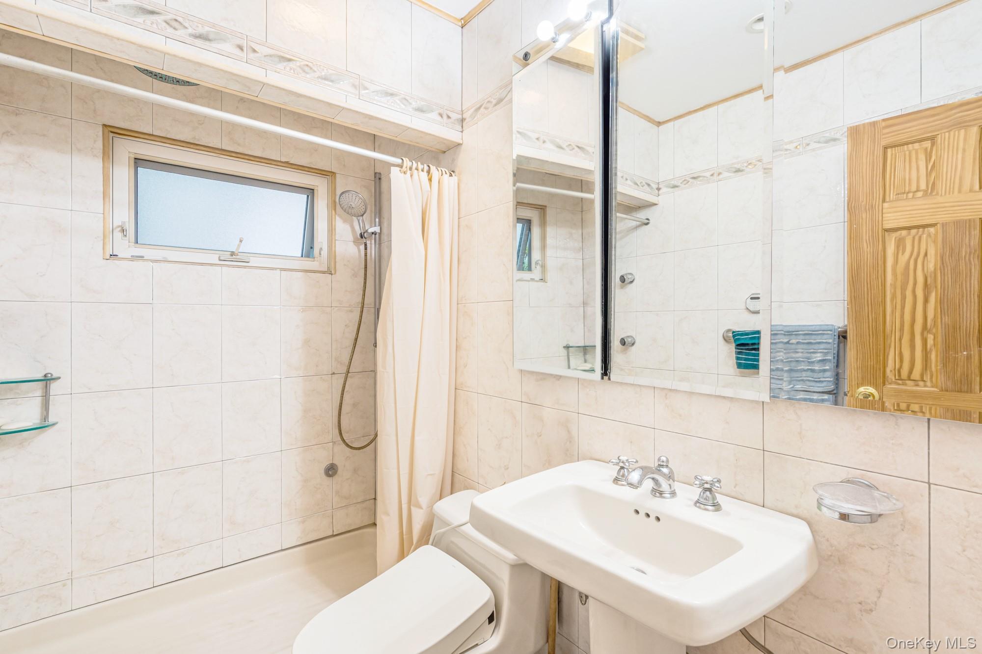  27-22 Bayside Lane, Flushing, NY, 11358 - 物件實景