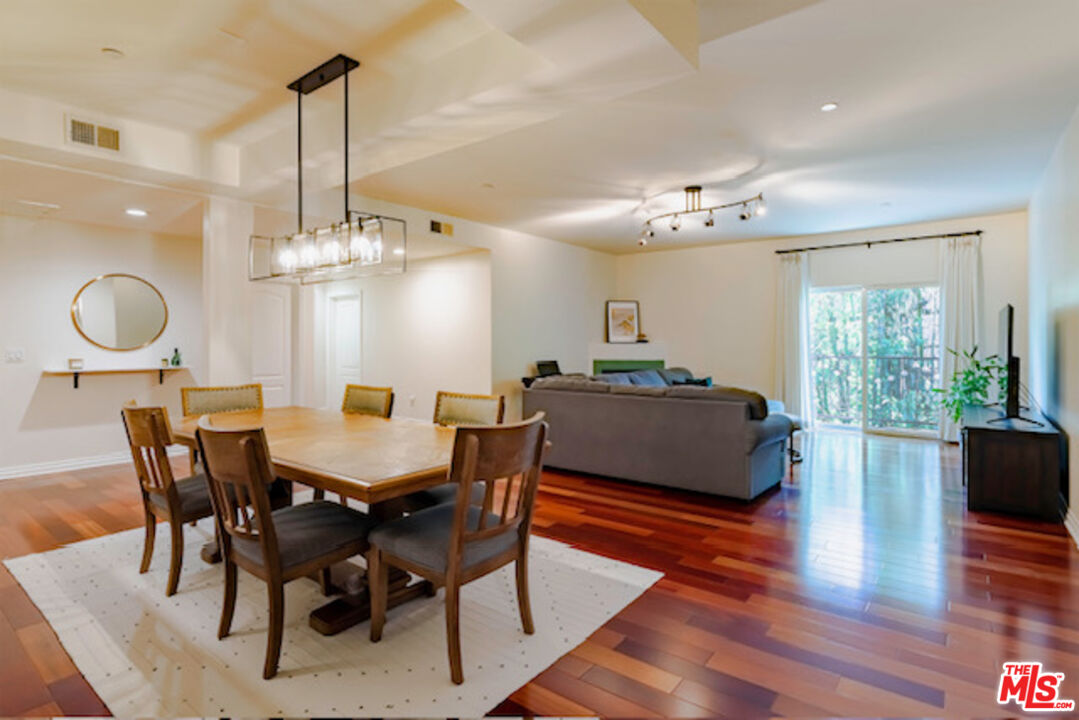 Los Angeles, California, 90019, United States, 2 Bedrooms Bedrooms, ,2 BathroomsBathrooms,Residential,For Sale,1998482