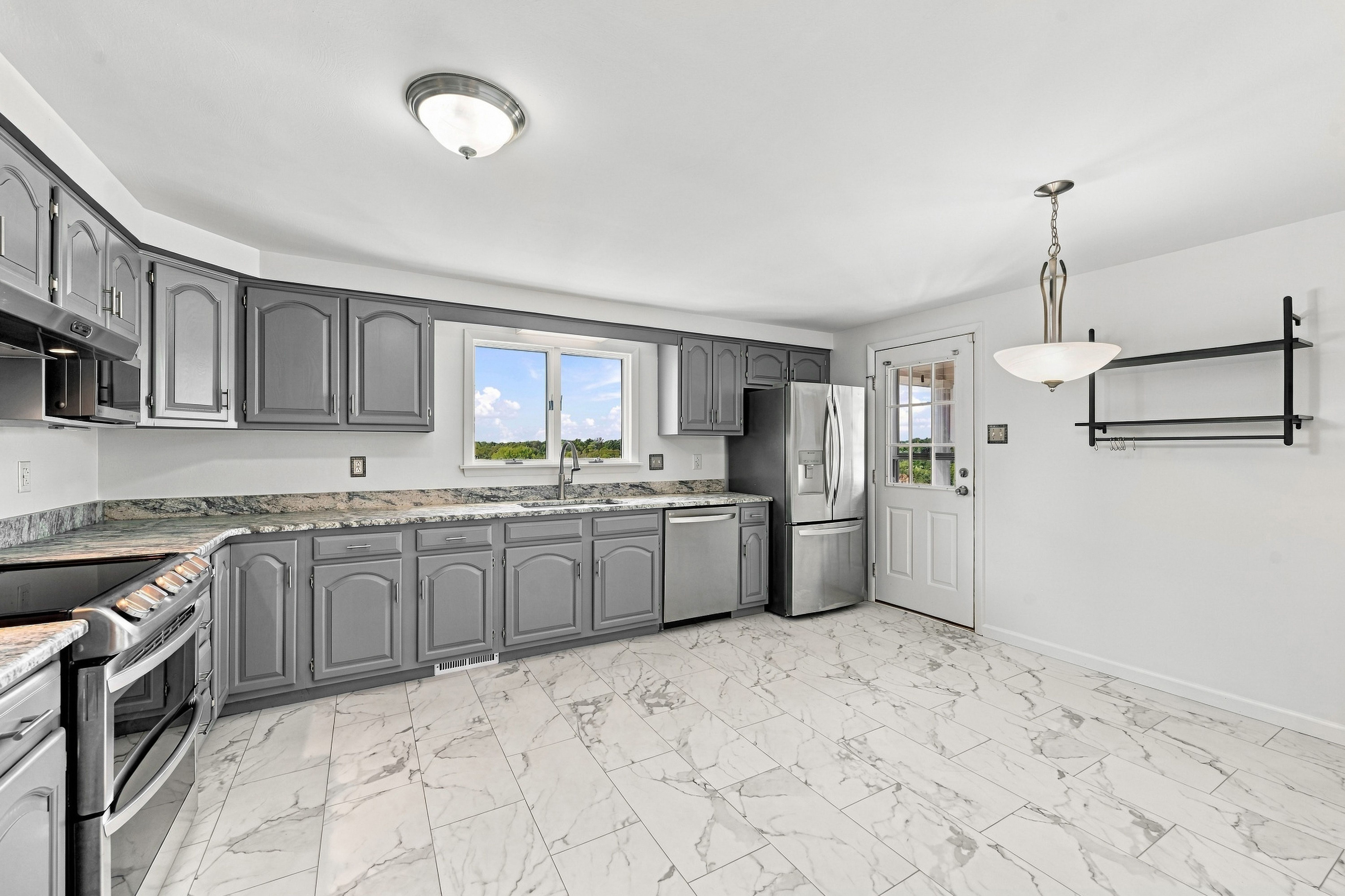  16 South Rolling Hills Avenue, Irwin, PA 15642 - 物件實景