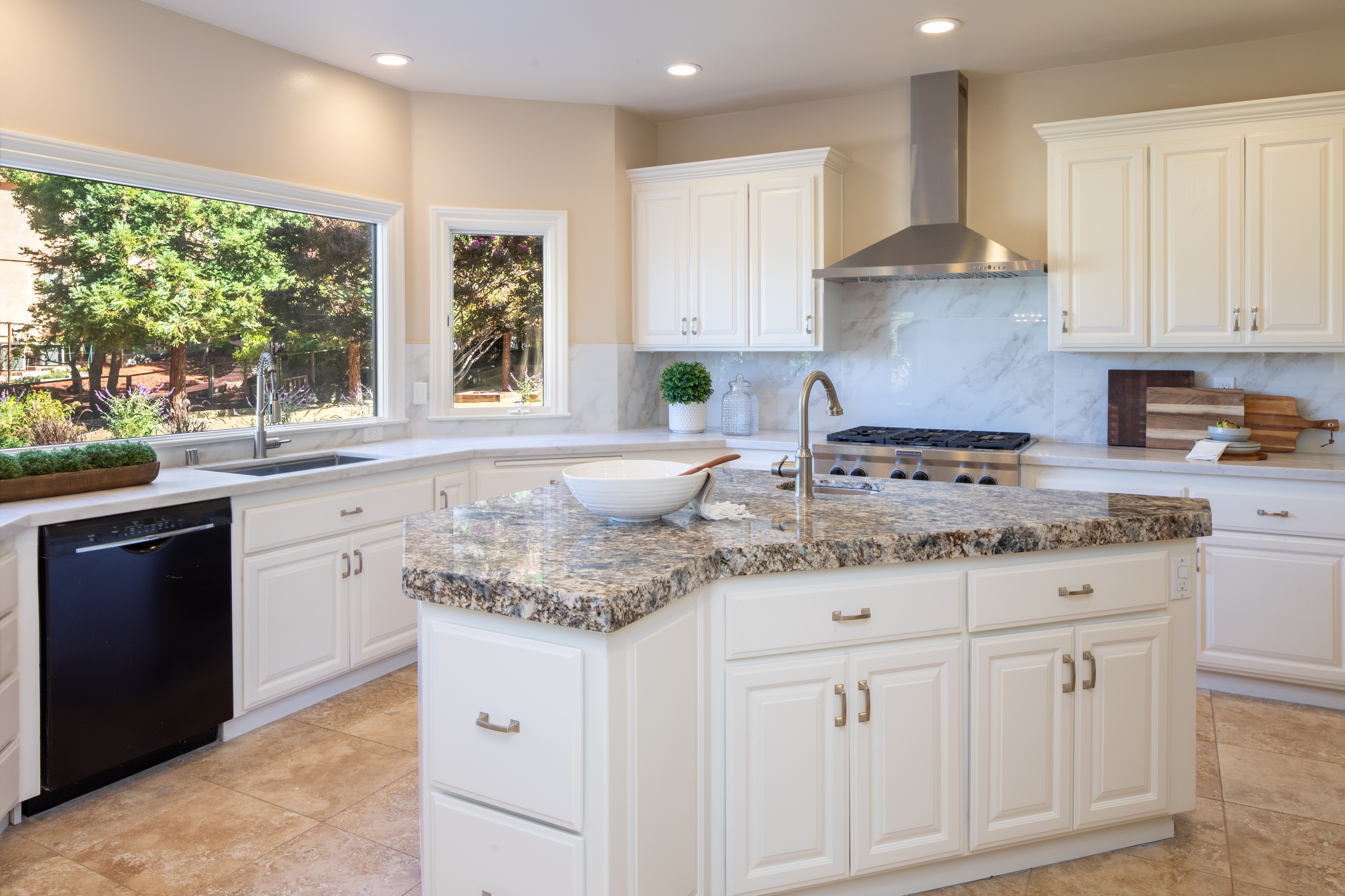  Grand Tudor Estate Offering Luxury Living in Gated Vineyard Heights - 物件實景