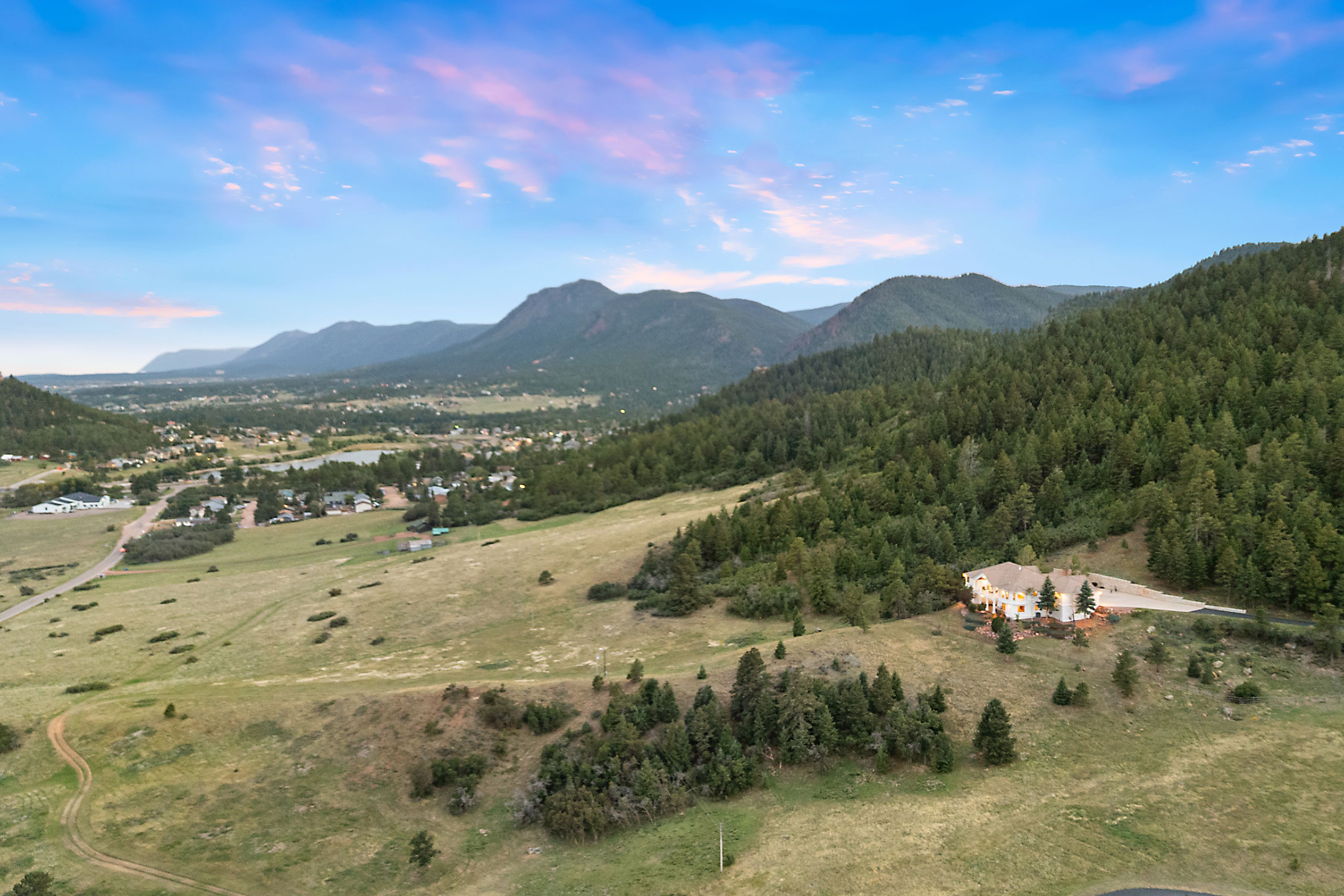  Remodeled 6,100 sq ft rancher on a magical setting spanning 72 acres - 物件實景