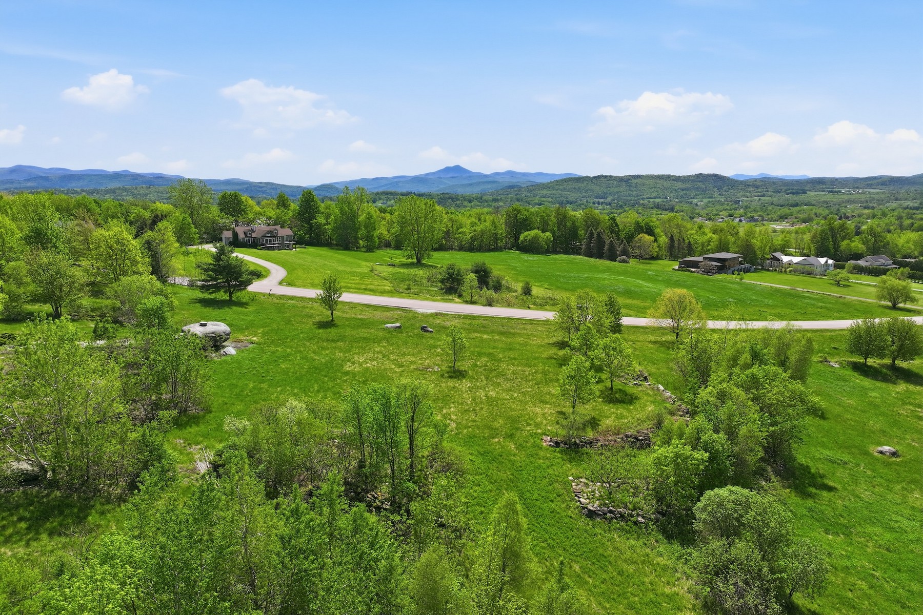  351 Ledgewood Drive - 物件實景