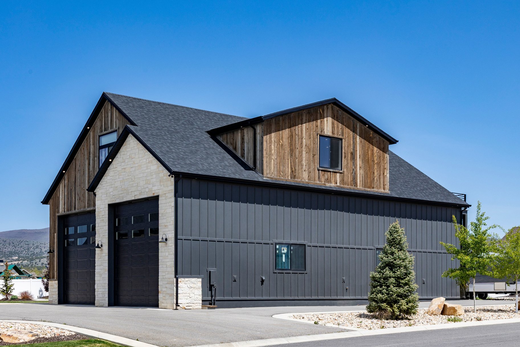  Custom Home with Detached Toy Barn - 物件實景