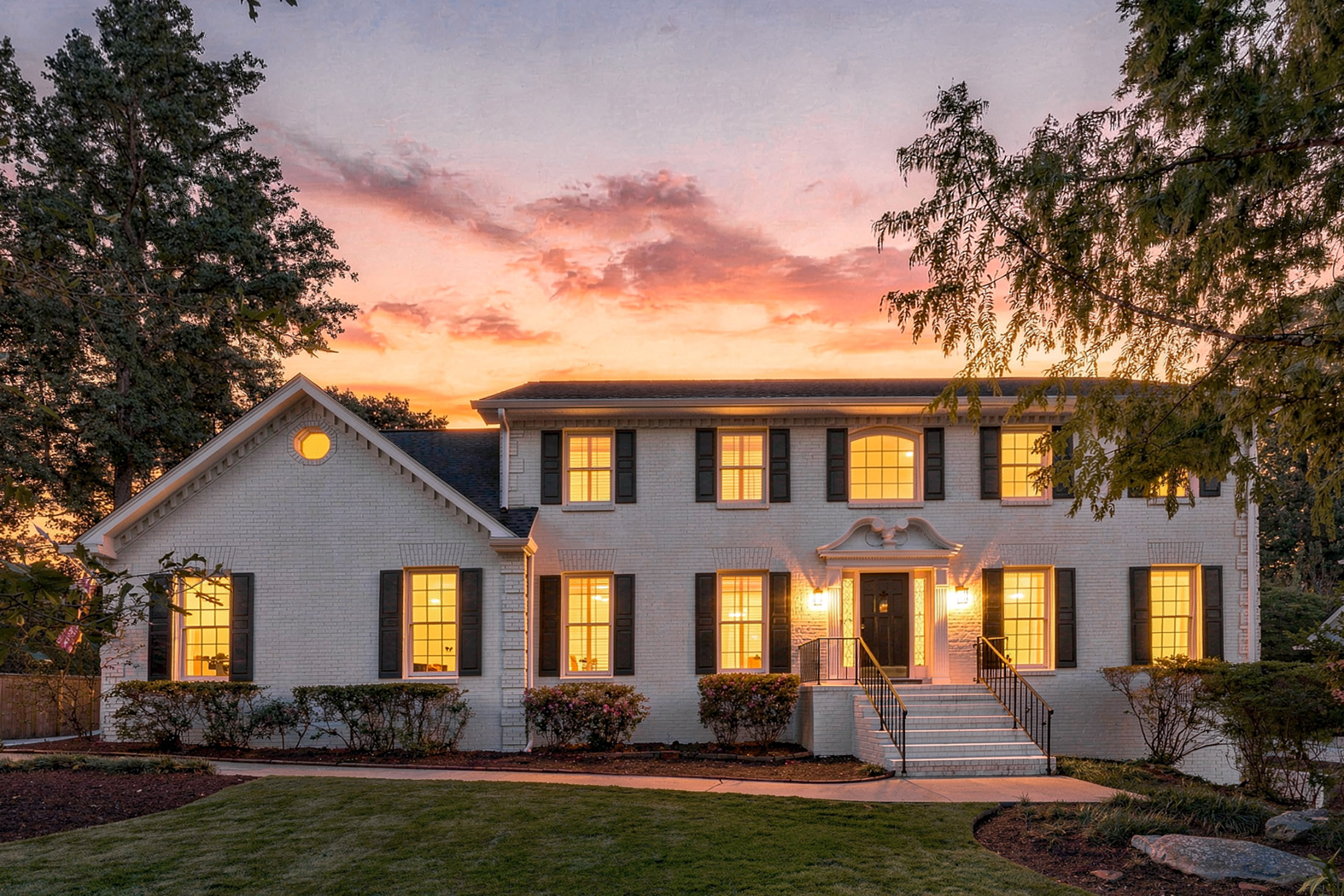  Classic Colonial Charm Meets Beautifully Updated Interiors - 物件實景