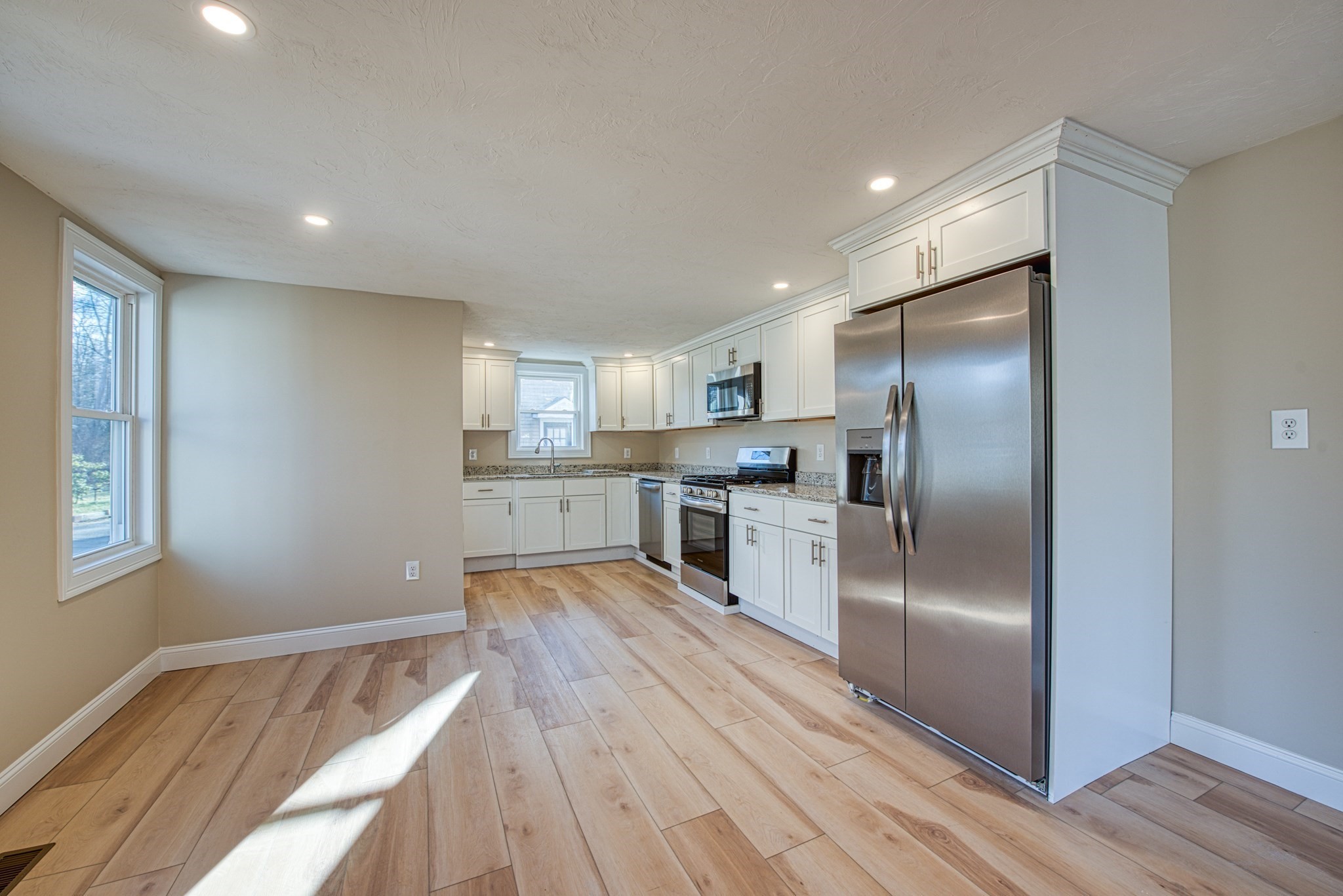 Taunton, Massachusetts, 02780, United States, 3 Bedrooms Bedrooms, ,2 BathroomsBathrooms,Residential,For Sale,2005386