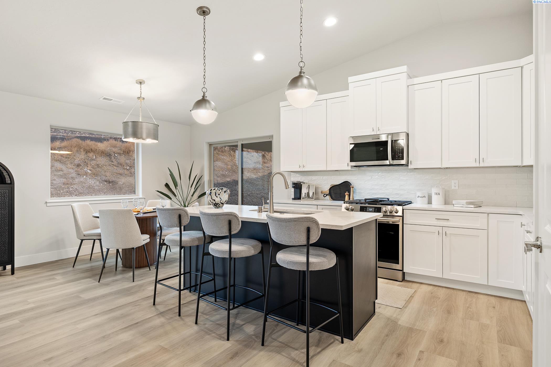 Kennewick, Washington, 99338, United States, 4 Bedrooms Bedrooms, ,1 BathroomBathrooms,Residential,For Sale,1973068