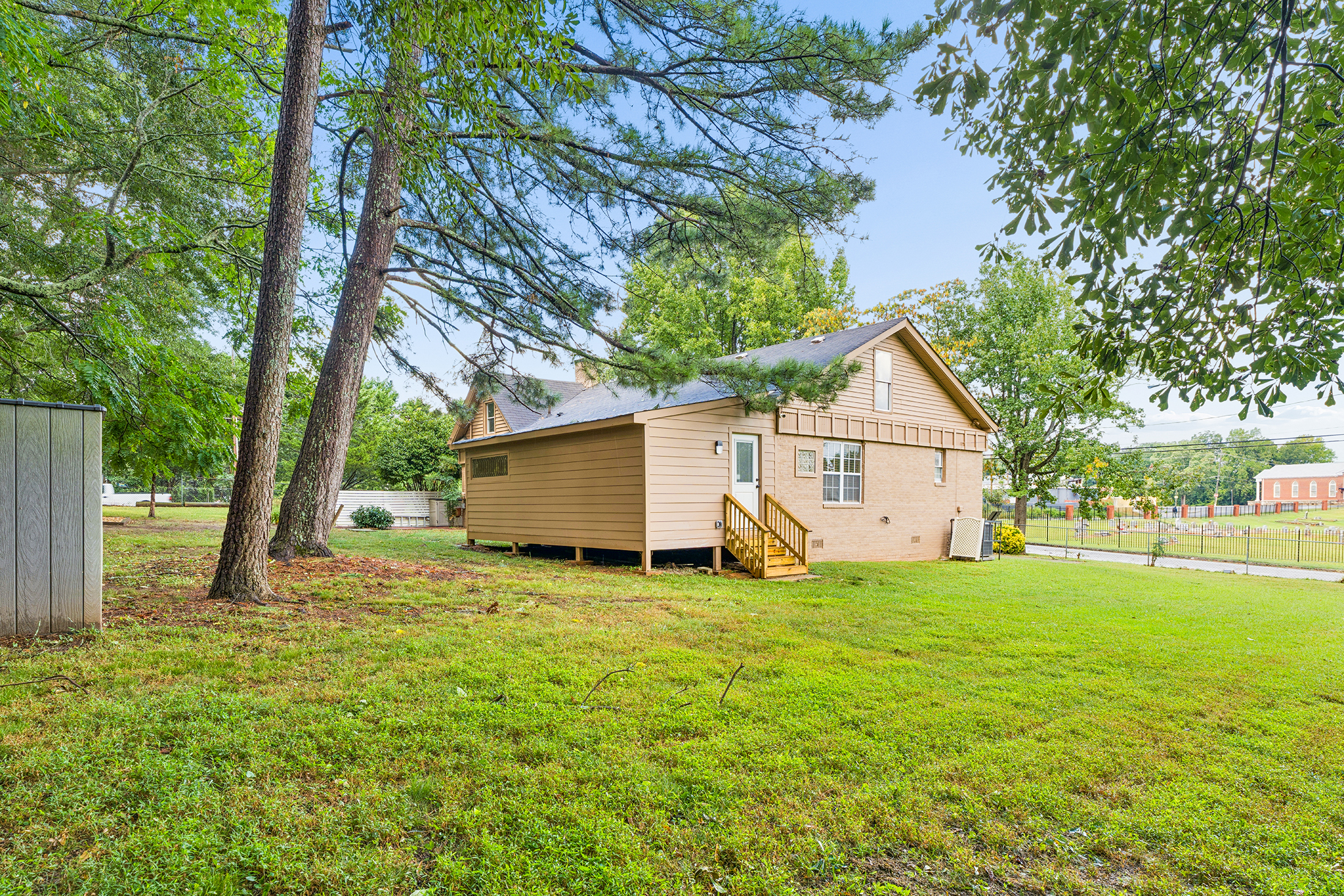  Charming Bungalow Offers Flexible Living Spaces and Impressive 0.6+/- Acre Lot - 物件實景