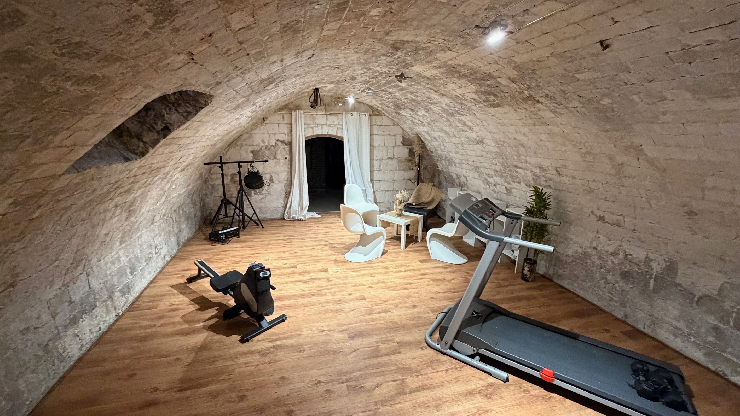  MONTREUIL AT THE FOOT OF THE RAMPARTS – A STUNNING 18TH-CENTURY MANSION - 物件實景