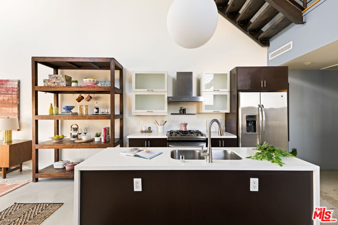 Los Angeles, California, 90038, United States, 2 Bedrooms Bedrooms, ,2 BathroomsBathrooms,Residential,For Sale,1917105