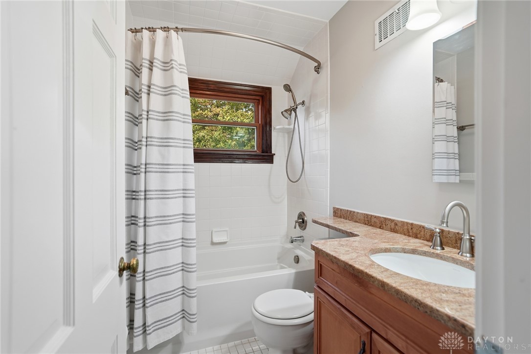 Oakwood, Ohio, 45409, United States, 4 Bedrooms Bedrooms, ,3 BathroomsBathrooms,Residential,For Sale,1987886