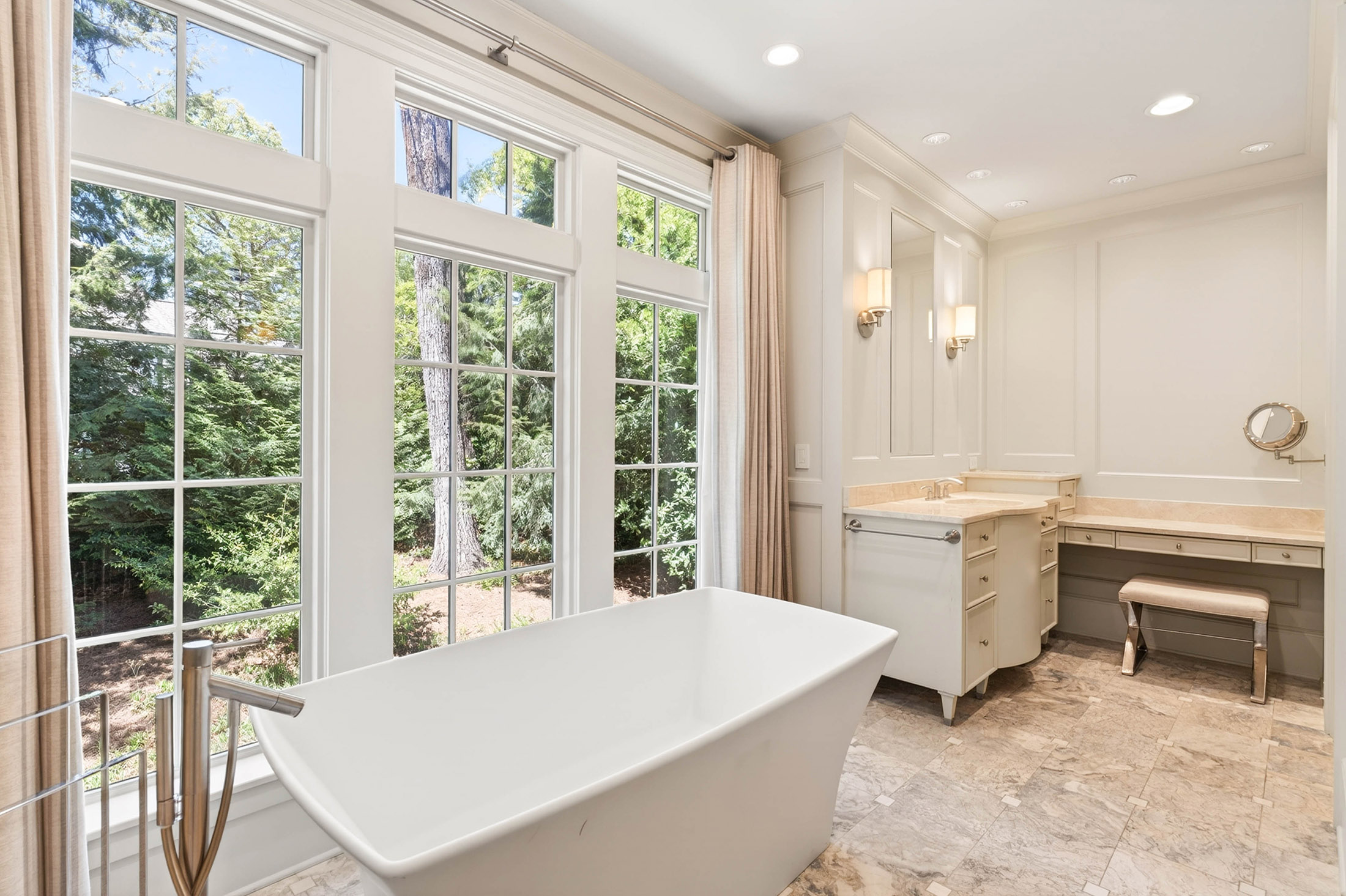  Stunning Estate with Pool Set on 1.3+/- Private Acres - 物件實景