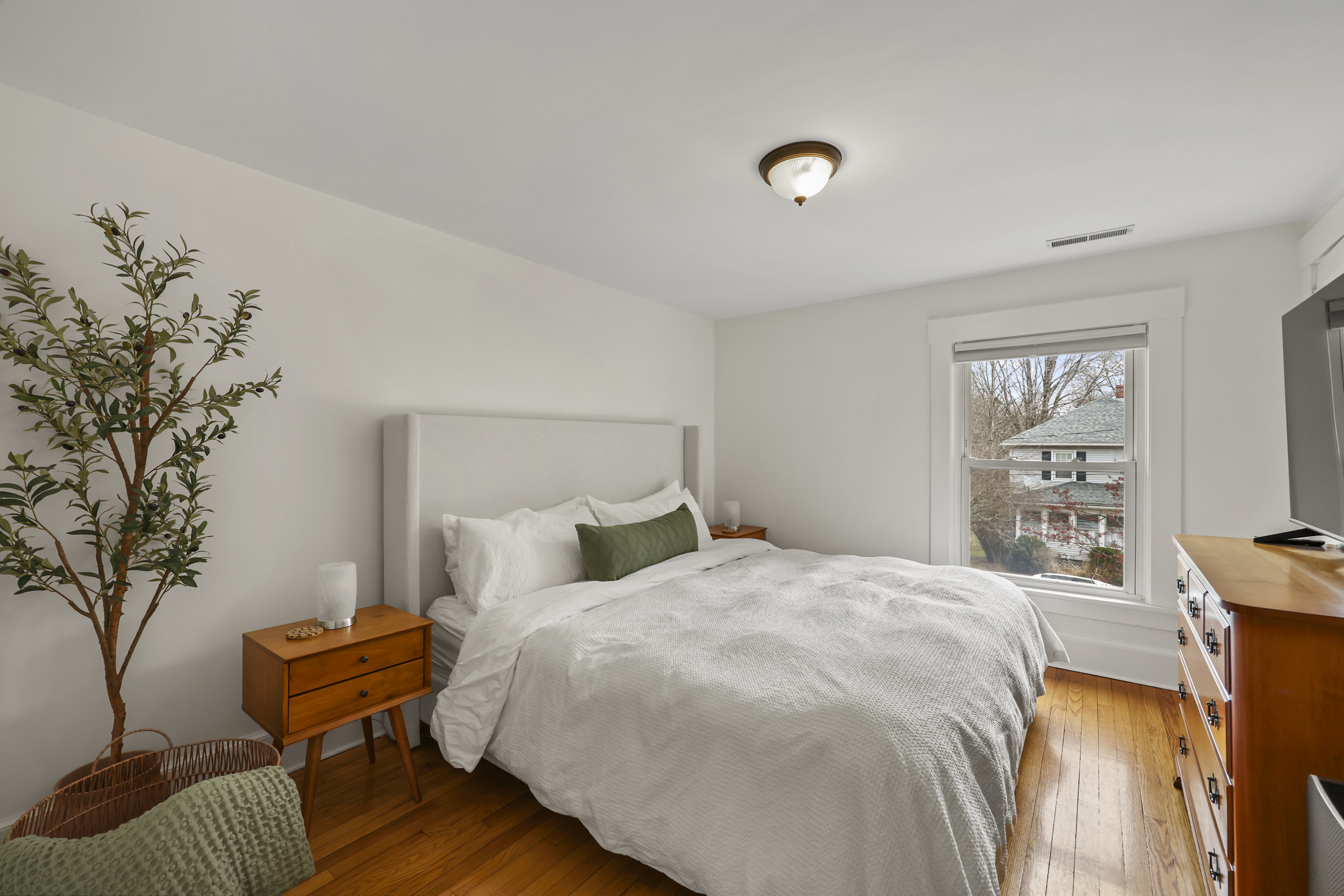  Sunlit, Well-Kept Home with Easy Flow and Quiet Setting - 物件實景