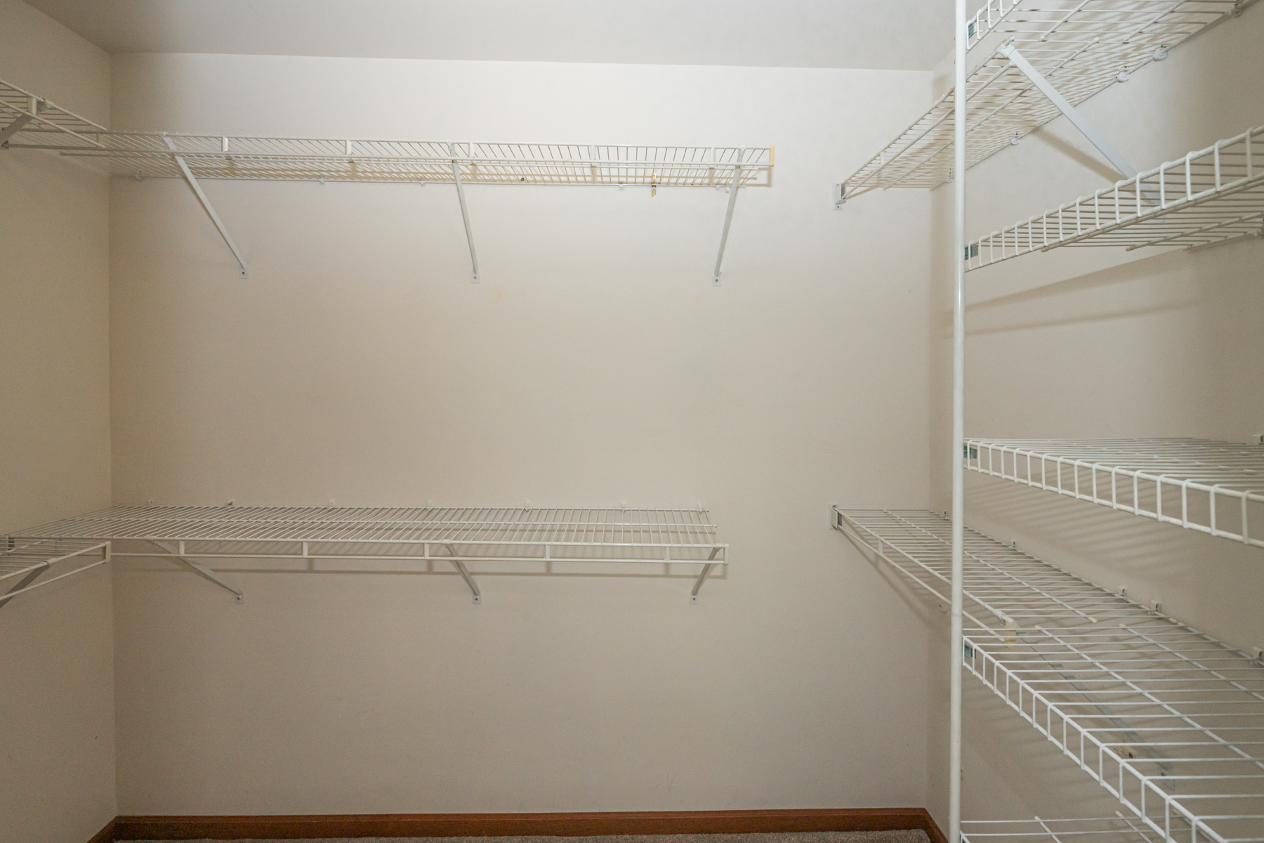  Beautifully Maintained Storybook Home - 物件實景