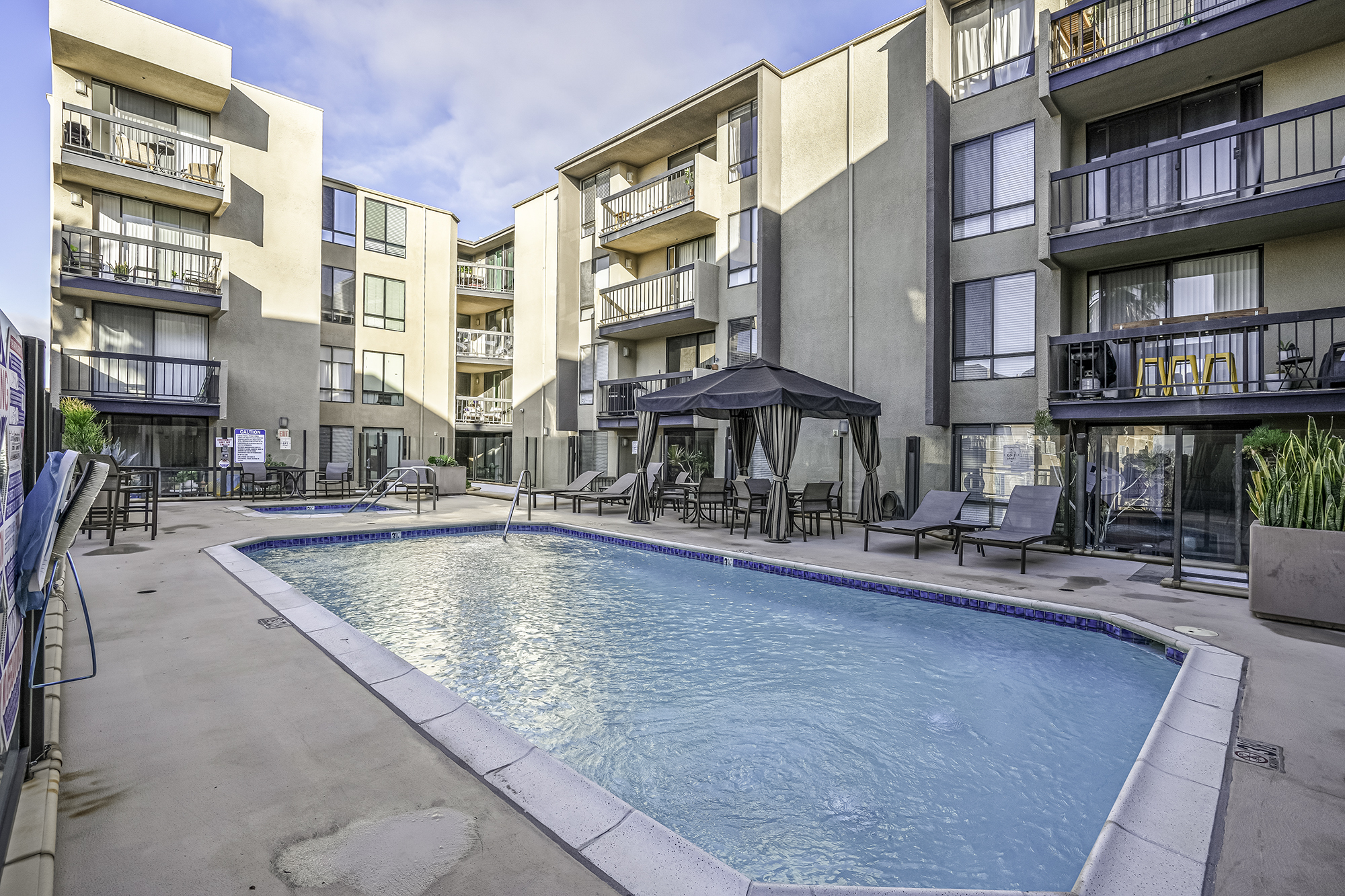  7320   Hawthorn Ave - 物件實景