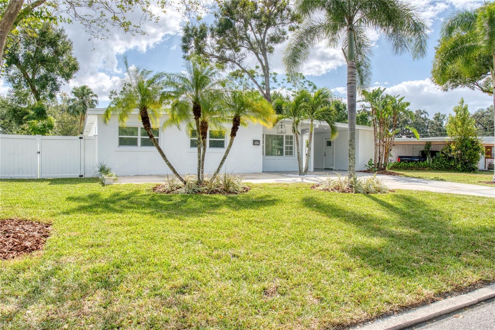ORLANDO, Florida, 32806, United States, 4 Bedrooms Bedrooms, ,3 BathroomsBathrooms,Residential,For Sale,1879831