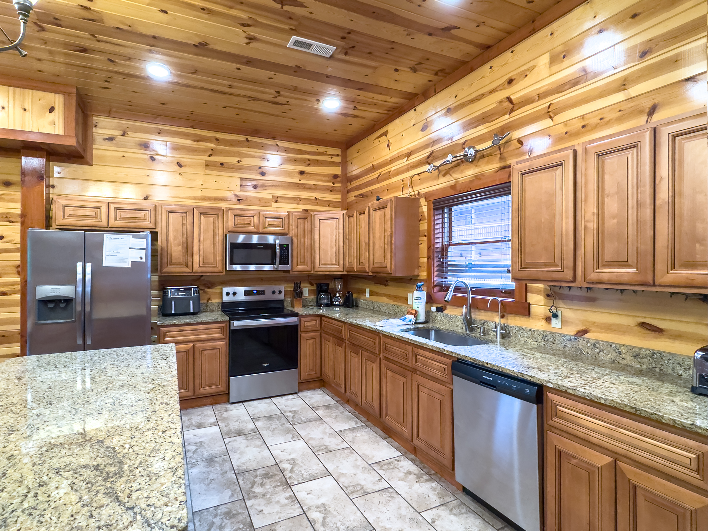 Sevierville, Tennessee, 37862, United States, 6 Bedrooms Bedrooms, ,7 BathroomsBathrooms,Residential,For Sale,1798299