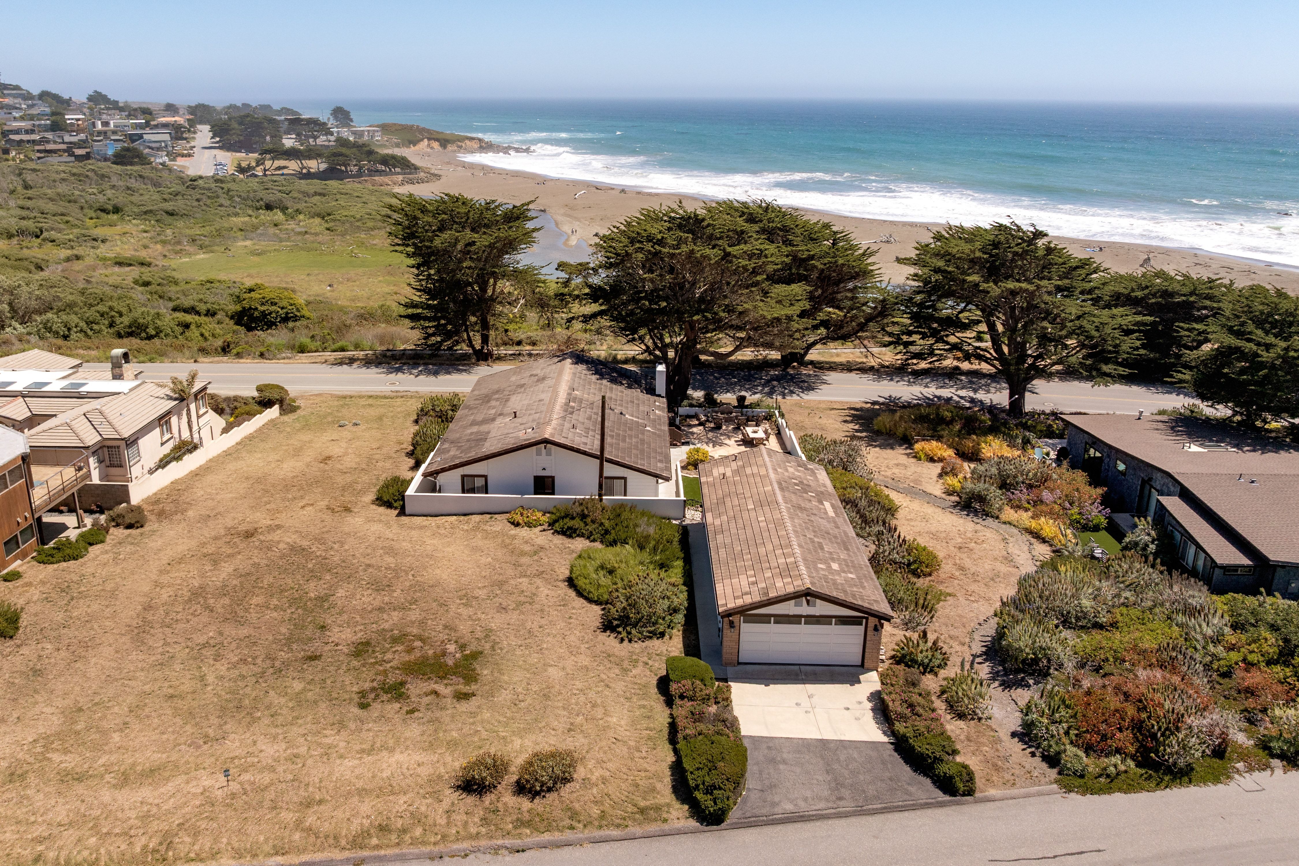  Rare Single-Level Oceanfront Retreat on World-Famous Moonstone Beach - 物件實景