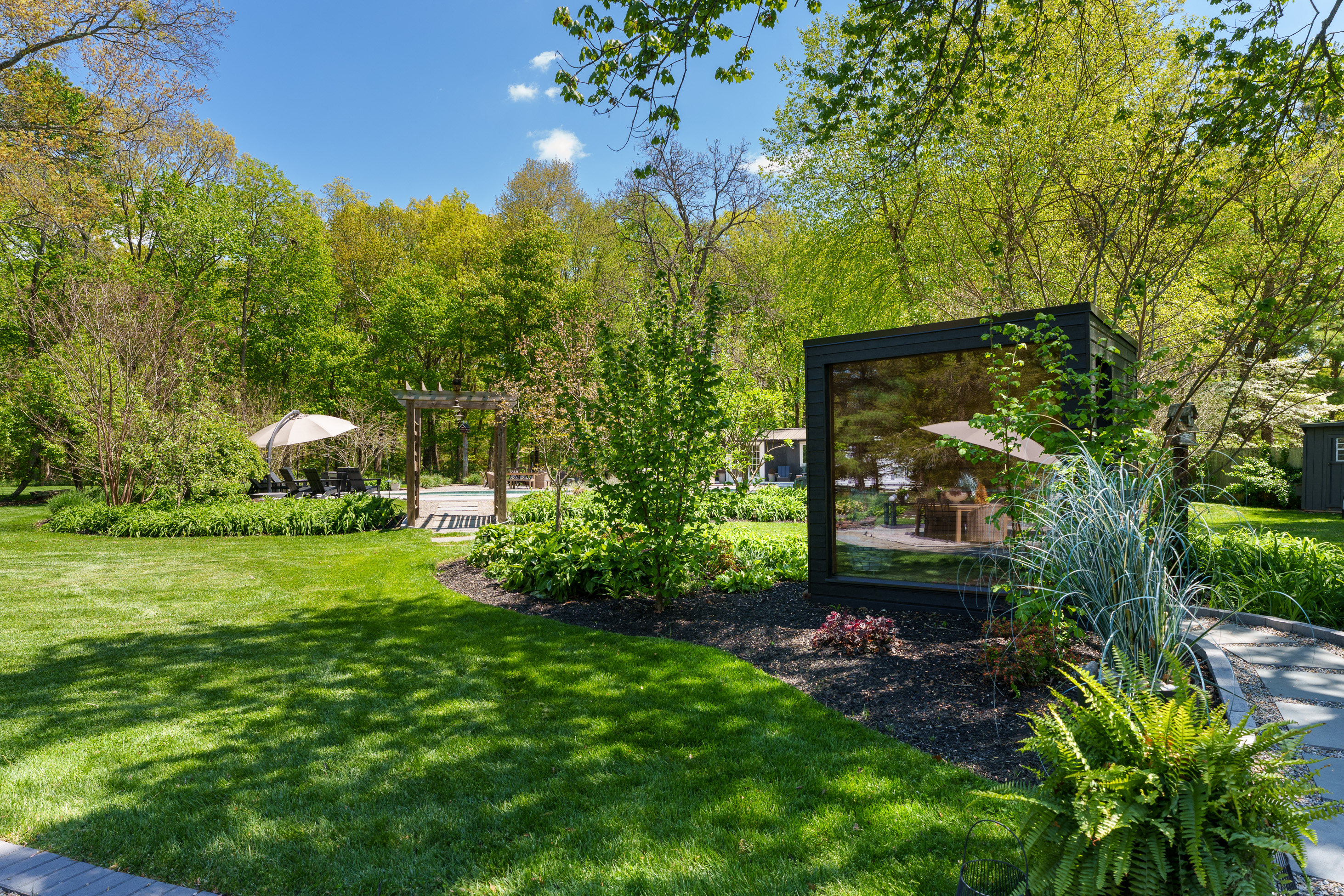  Turnkey Home Featuring Designer Kitchen, New Baths, and Resort-Style Yard - 物件實景