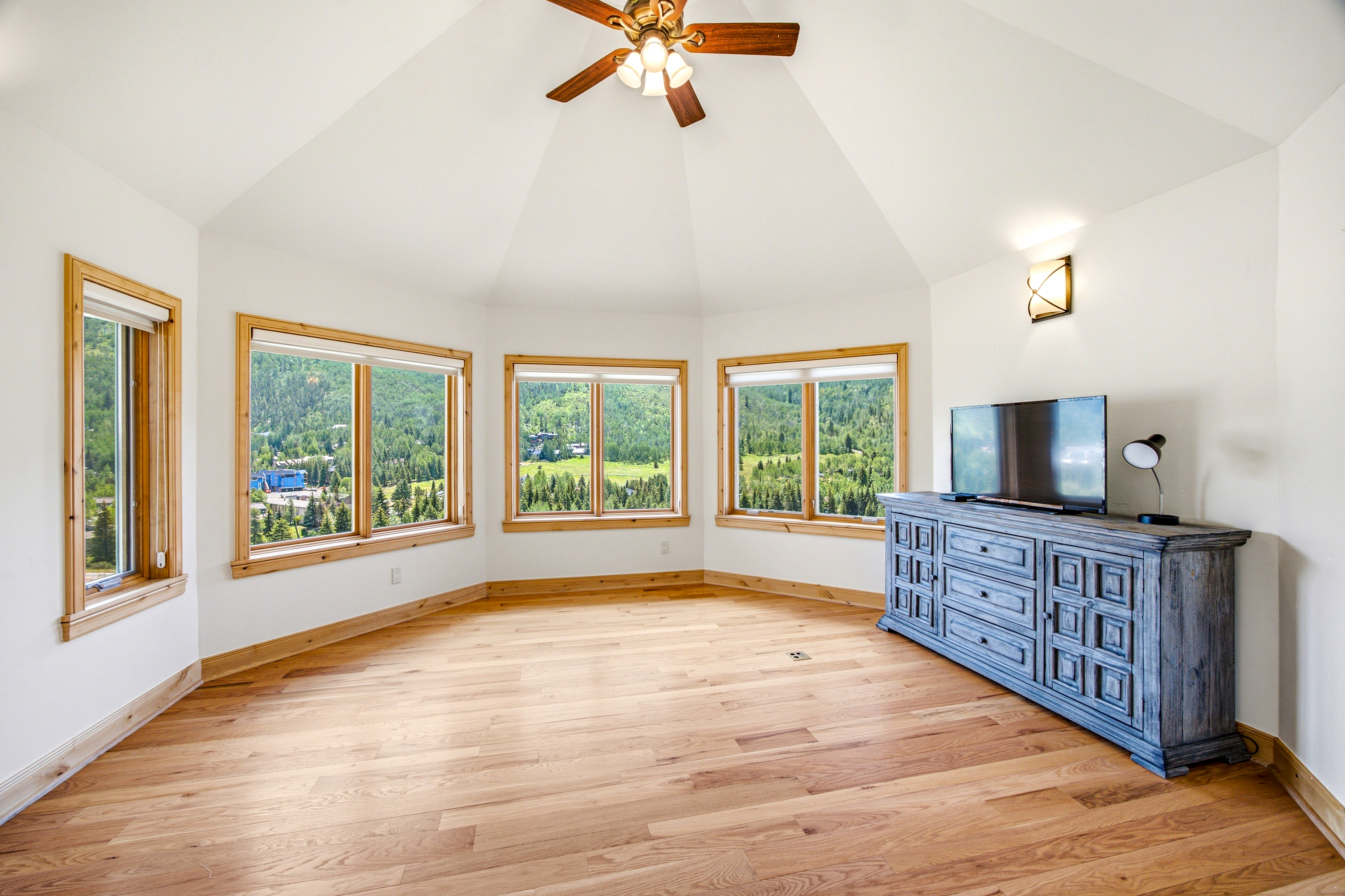  Custom-built, Single-family Home in the Exclusive Grand Traverse Neighborhood - 物件實景