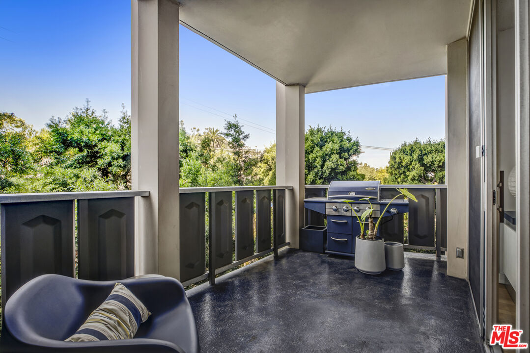 Los Angeles, California, 90027, United States, 1 Bedroom Bedrooms, ,1 BathroomBathrooms,Residential,For Sale,1907316