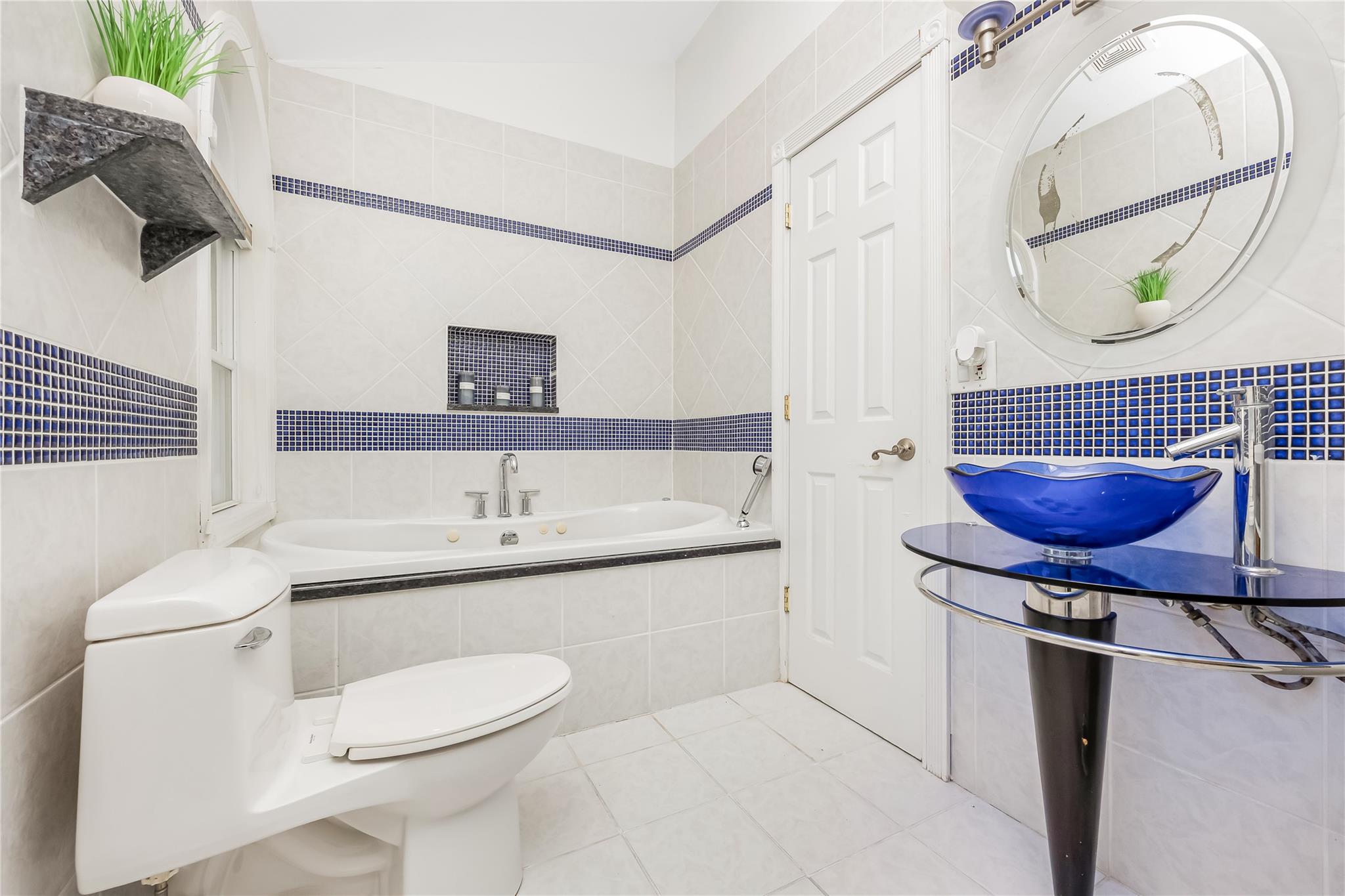 Lindenhurst, New York, 11757, United States, 3 Bedrooms Bedrooms, ,3 BathroomsBathrooms,Residential,For Sale,1915812