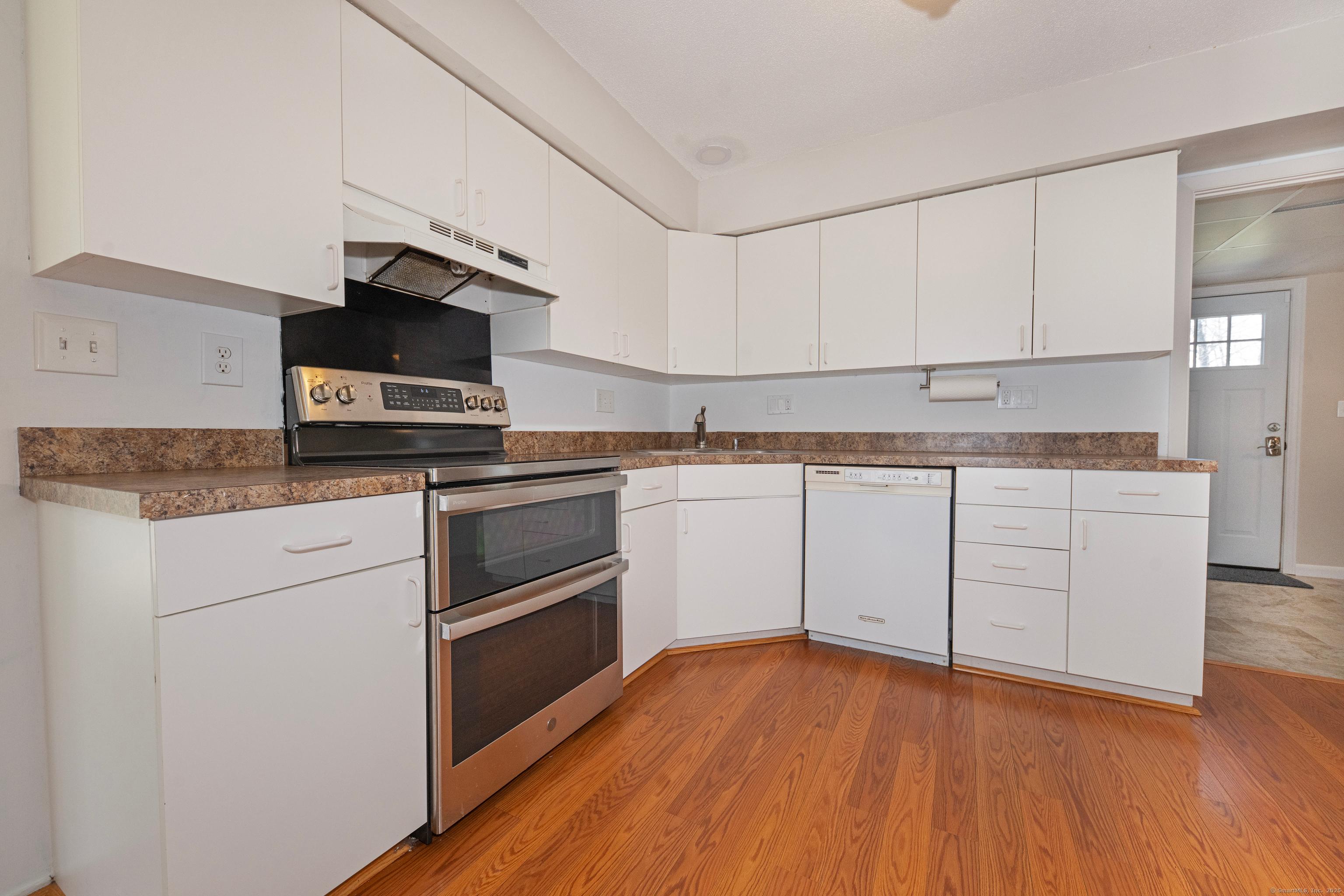 Guilford, Connecticut, 06437, United States, 3 Bedrooms Bedrooms, ,2 BathroomsBathrooms,Residential,For Sale,1935786