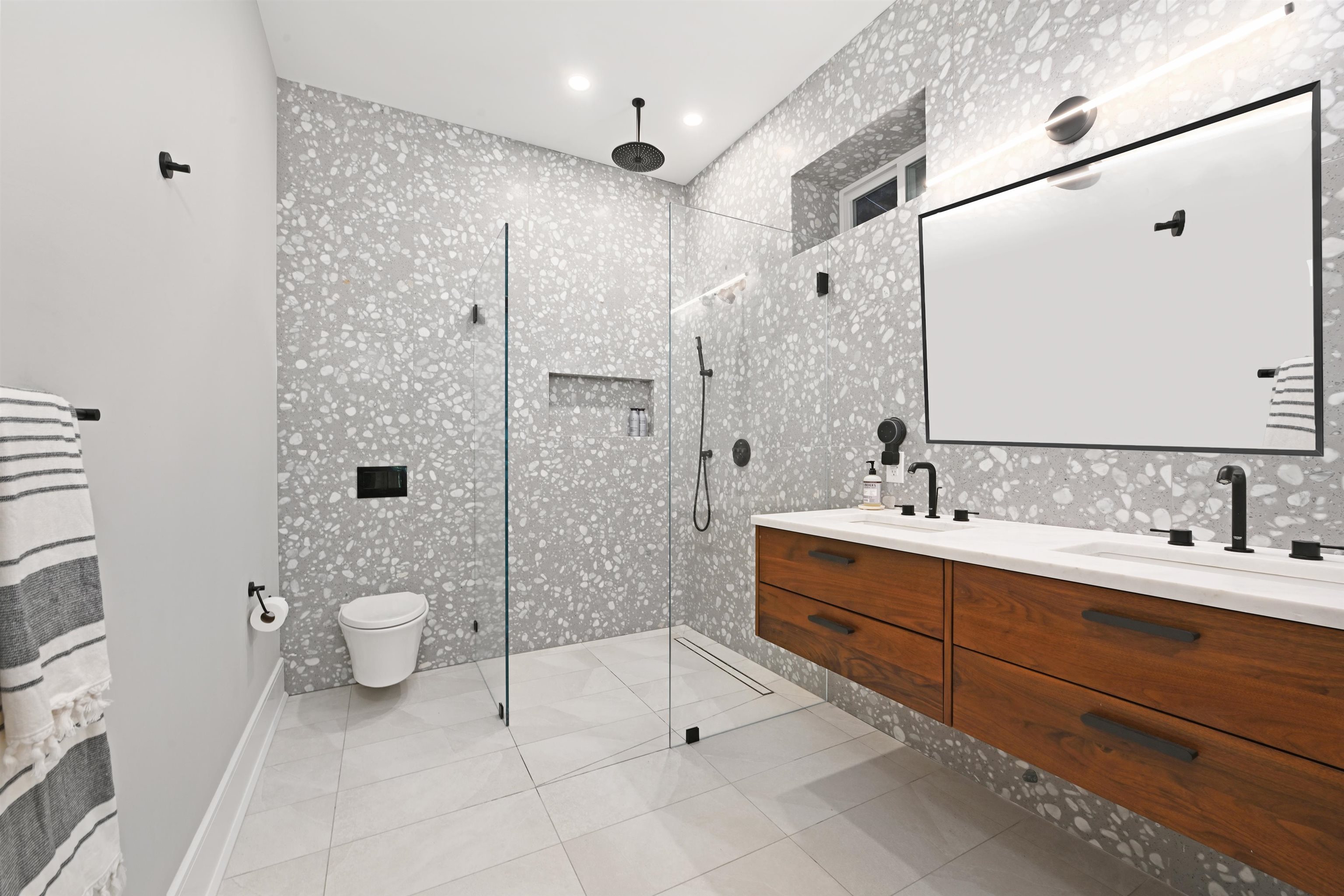 Hoboken, New Jersey, 07030, United States, 3 Bedrooms Bedrooms, ,2 BathroomsBathrooms,Residential,For Sale,1992092