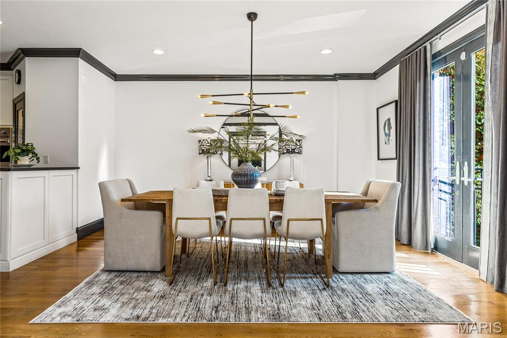 University City, Missouri, 63105, United States, 4 Bedrooms Bedrooms, ,5 BathroomsBathrooms,Residential,For Sale,1989585