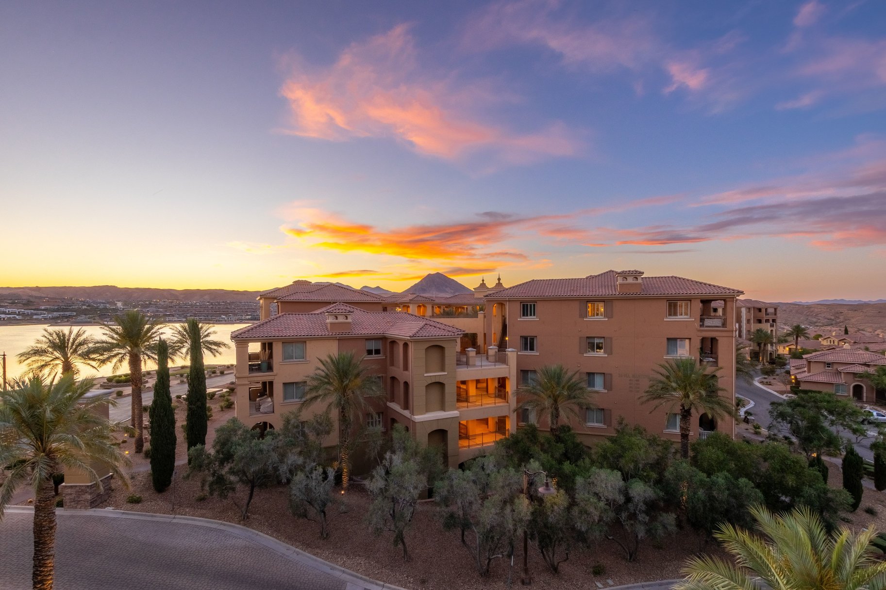  Lake Las Vegas Furnished 3 Beds, 3 Bath With Den Penthouse & Lake Views - 物件實景