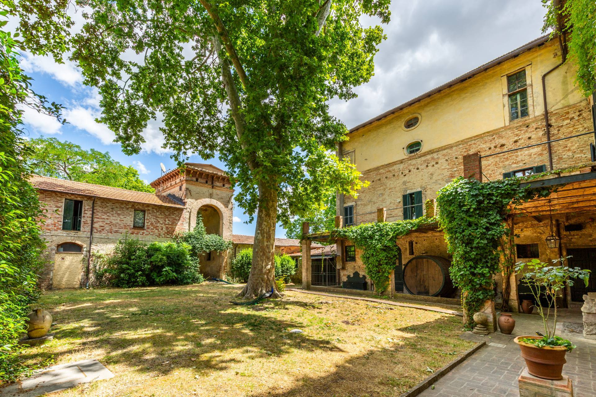 Perugia, Perugia, 06100, IT, 18 Bedrooms Bedrooms, ,5 BathroomsBathrooms,Residential,For Sale,1907420
