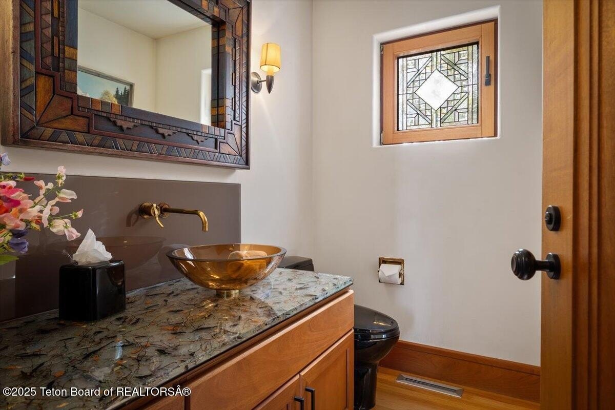 Jackson, Wyoming, 83001, United States, 4 Bedrooms Bedrooms, ,5 BathroomsBathrooms,Residential,For Sale,1851066