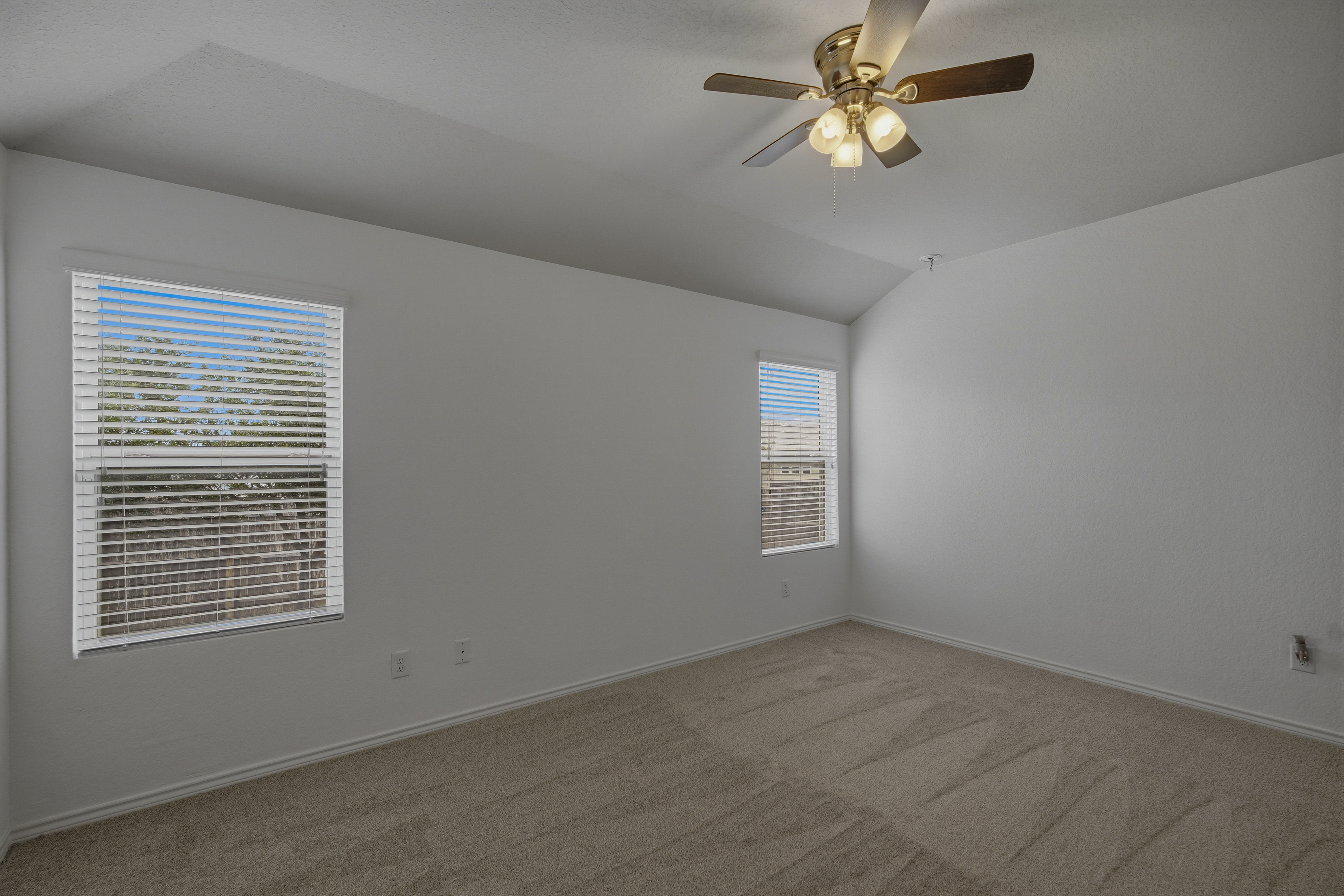  Beautifully Updated With Open Concept - 物件實景