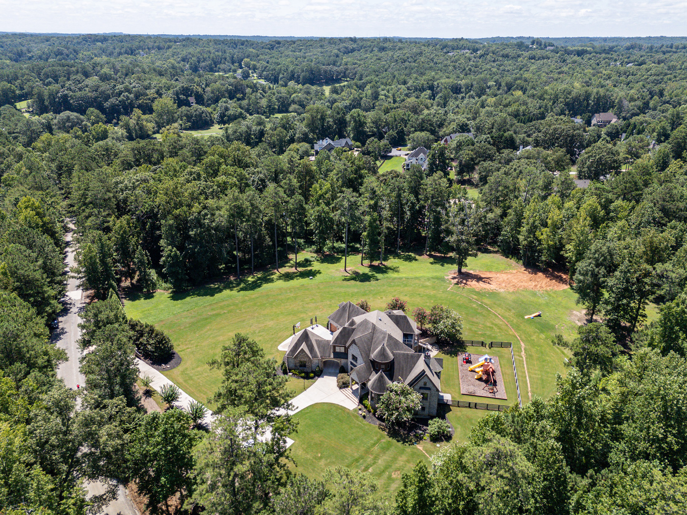  An Reminiscent of Old-World Charm Meets Modern Luxury on This Milton Estate - 物件實景