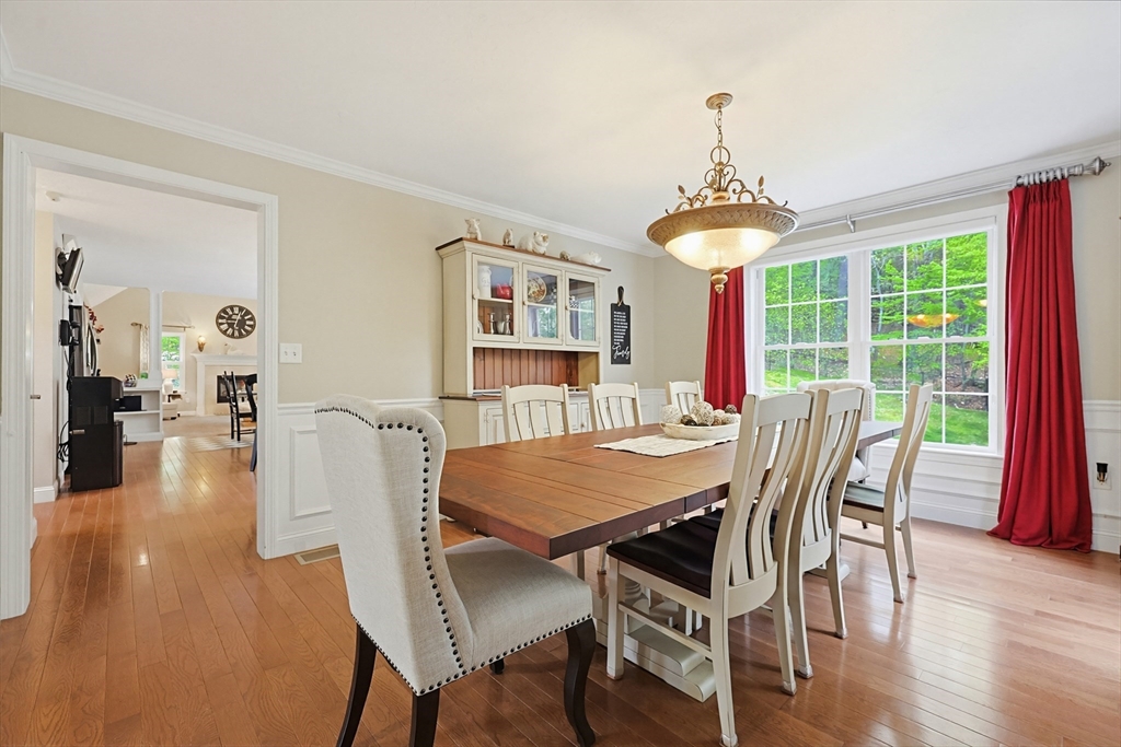 Northbridge, Massachusetts, 01534, United States, 4 Bedrooms Bedrooms, ,2 BathroomsBathrooms,Residential,For Sale,1977320