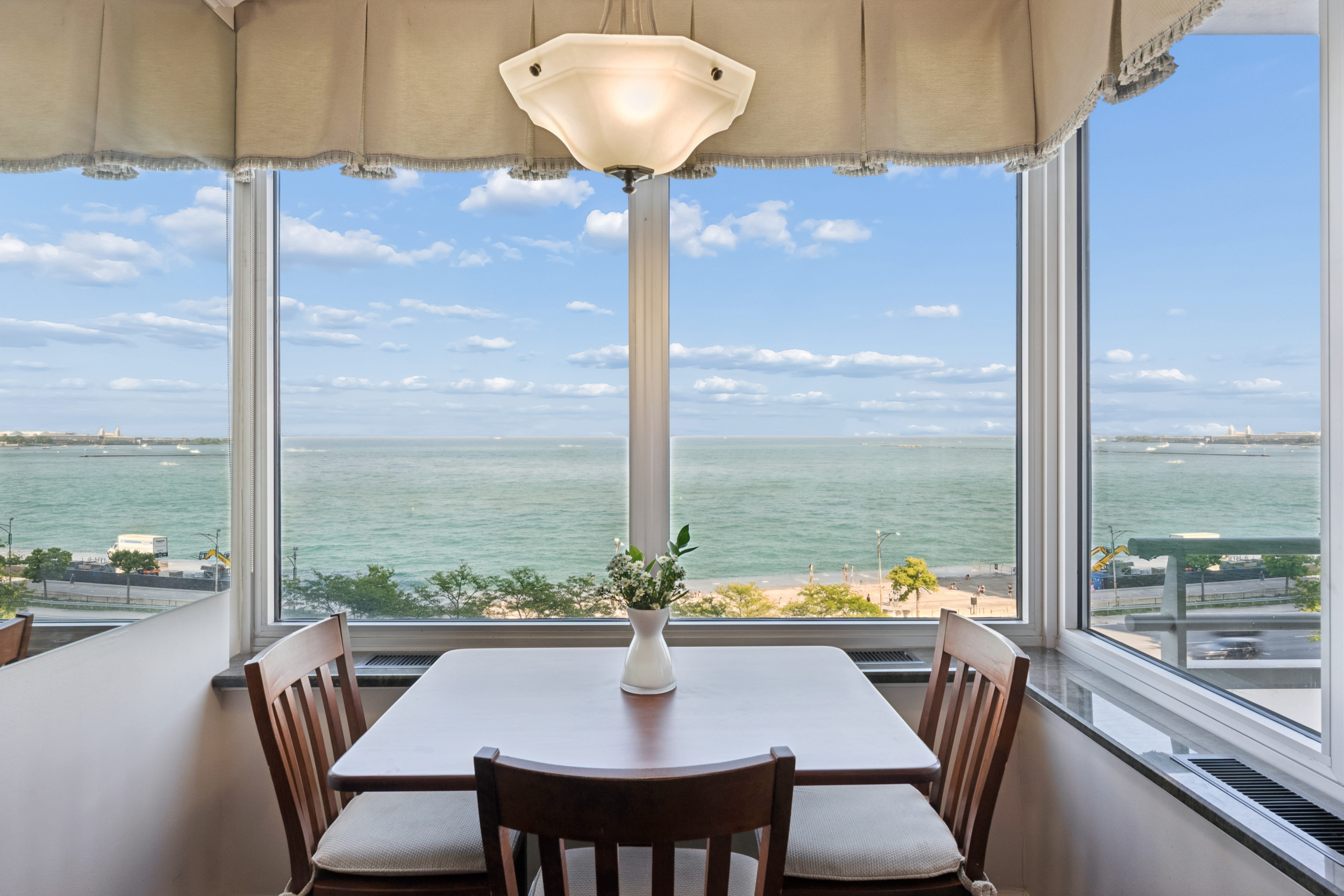  Clean, Inviting and Filled with Iconic City and Lake Views - 物件實景