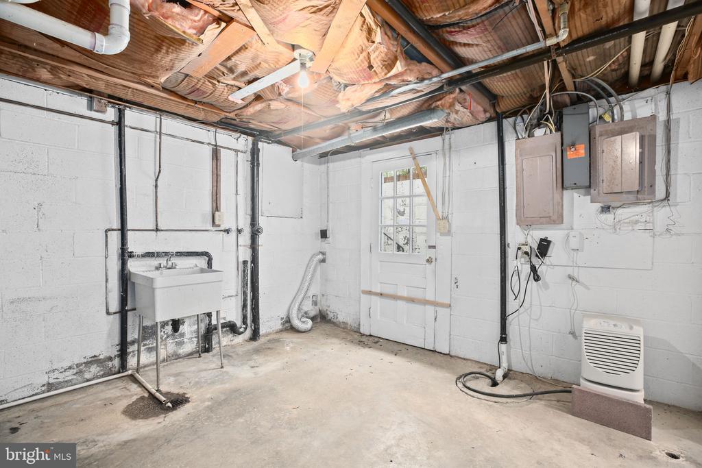 Springfield, Virginia, 22153, United States, 4 Bedrooms Bedrooms, ,4 BathroomsBathrooms,Residential,For Sale,1992836