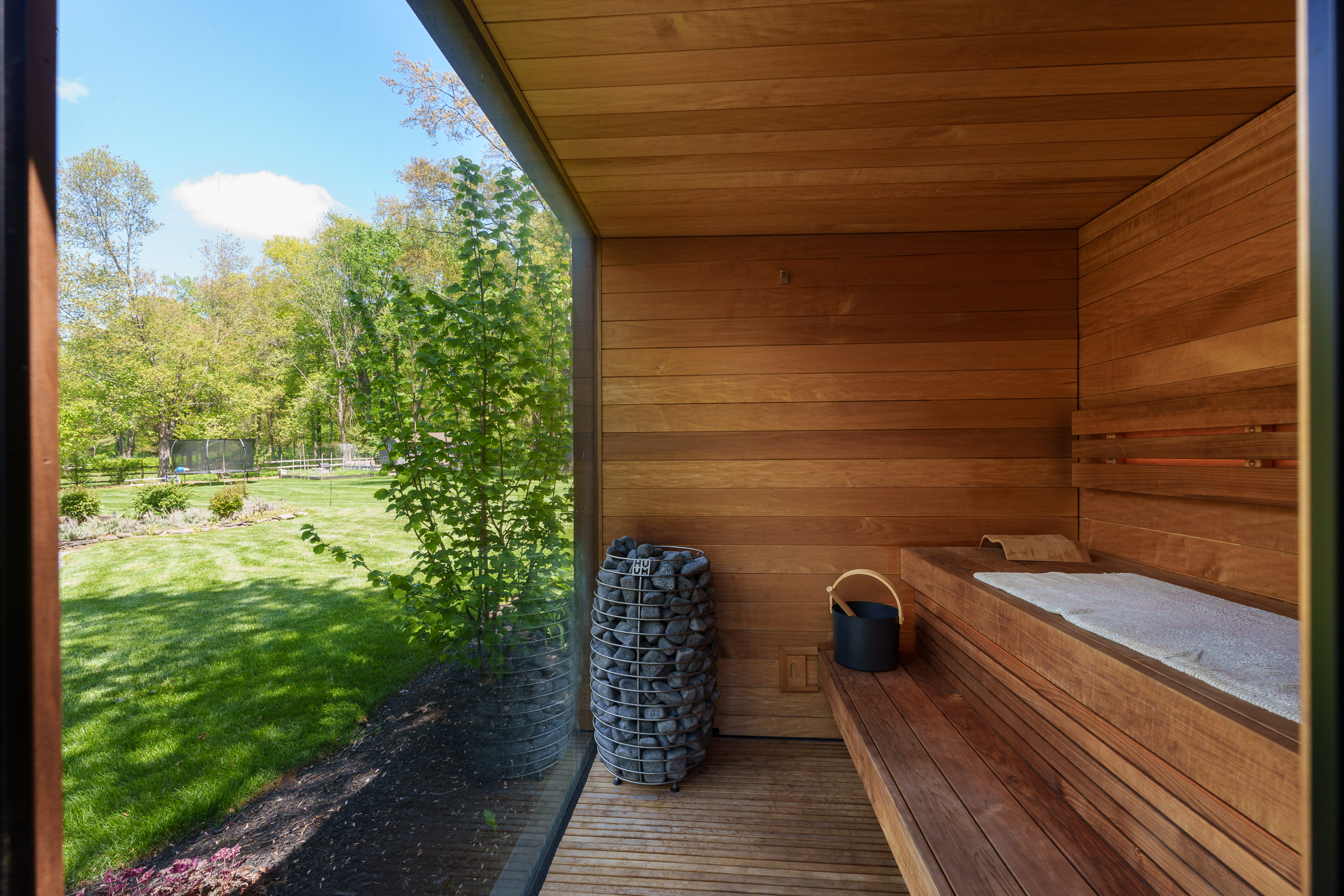  Turnkey Home Featuring Designer Kitchen, New Baths, and Resort-Style Yard - 物件實景