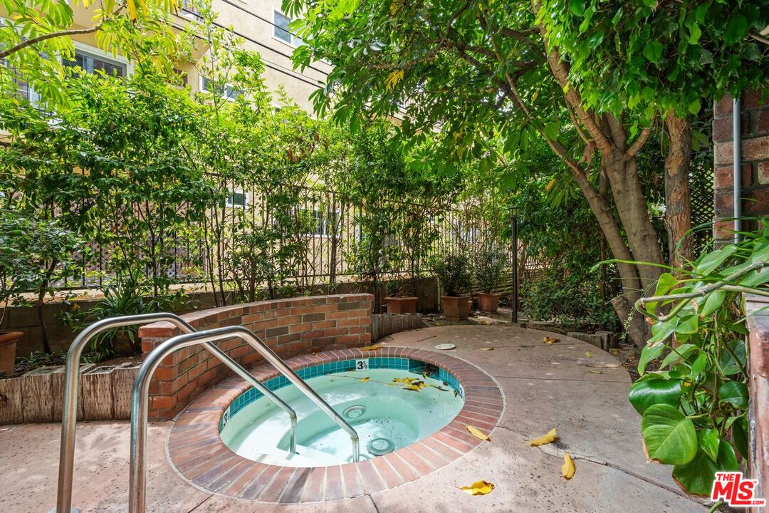 Los Angeles, California, 90024, United States, 2 Bedrooms Bedrooms, ,2 BathroomsBathrooms,Residential,For Sale,1876383