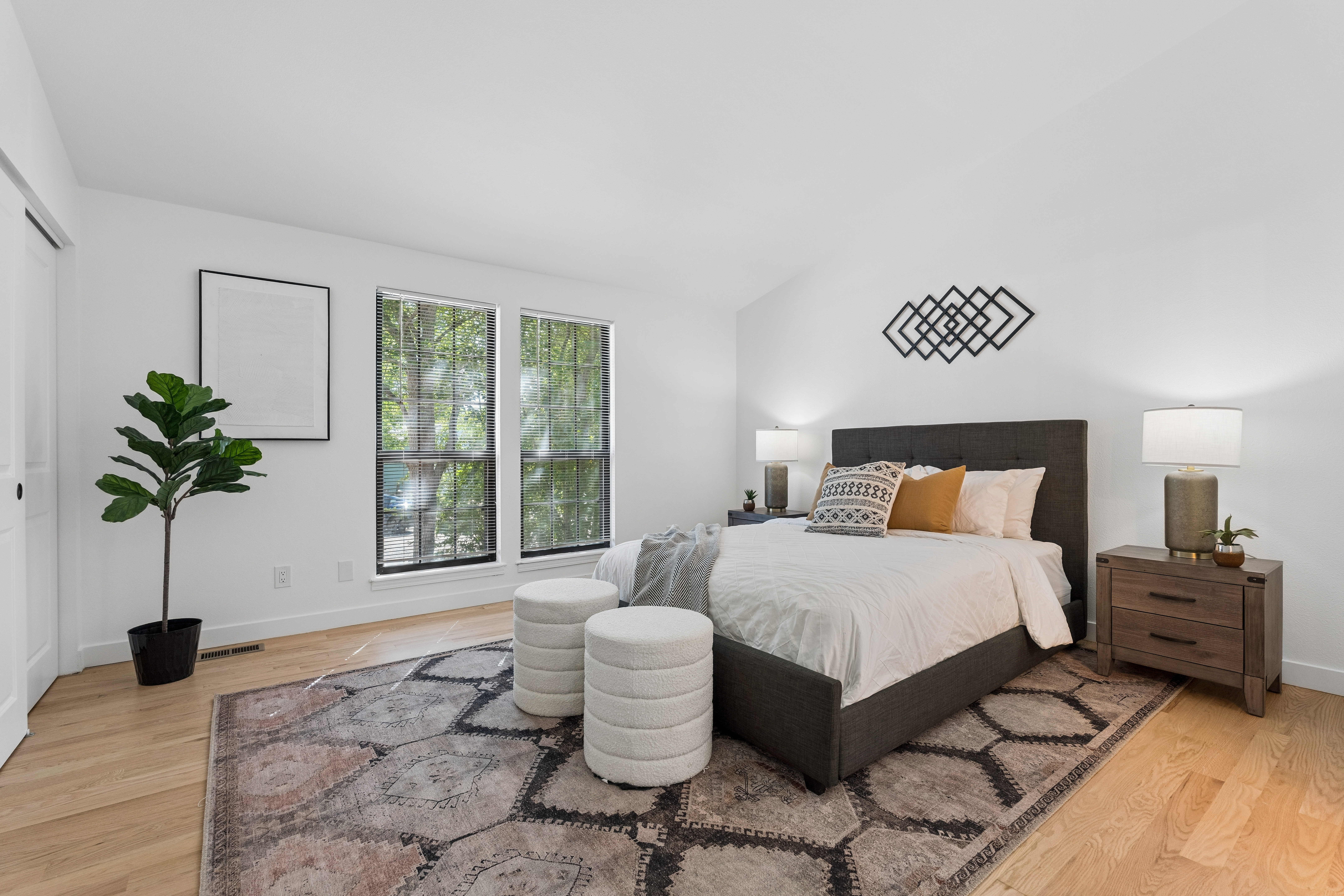  Completely reimagined, refreshed, and ready, this charming home on quiet street - 物件實景