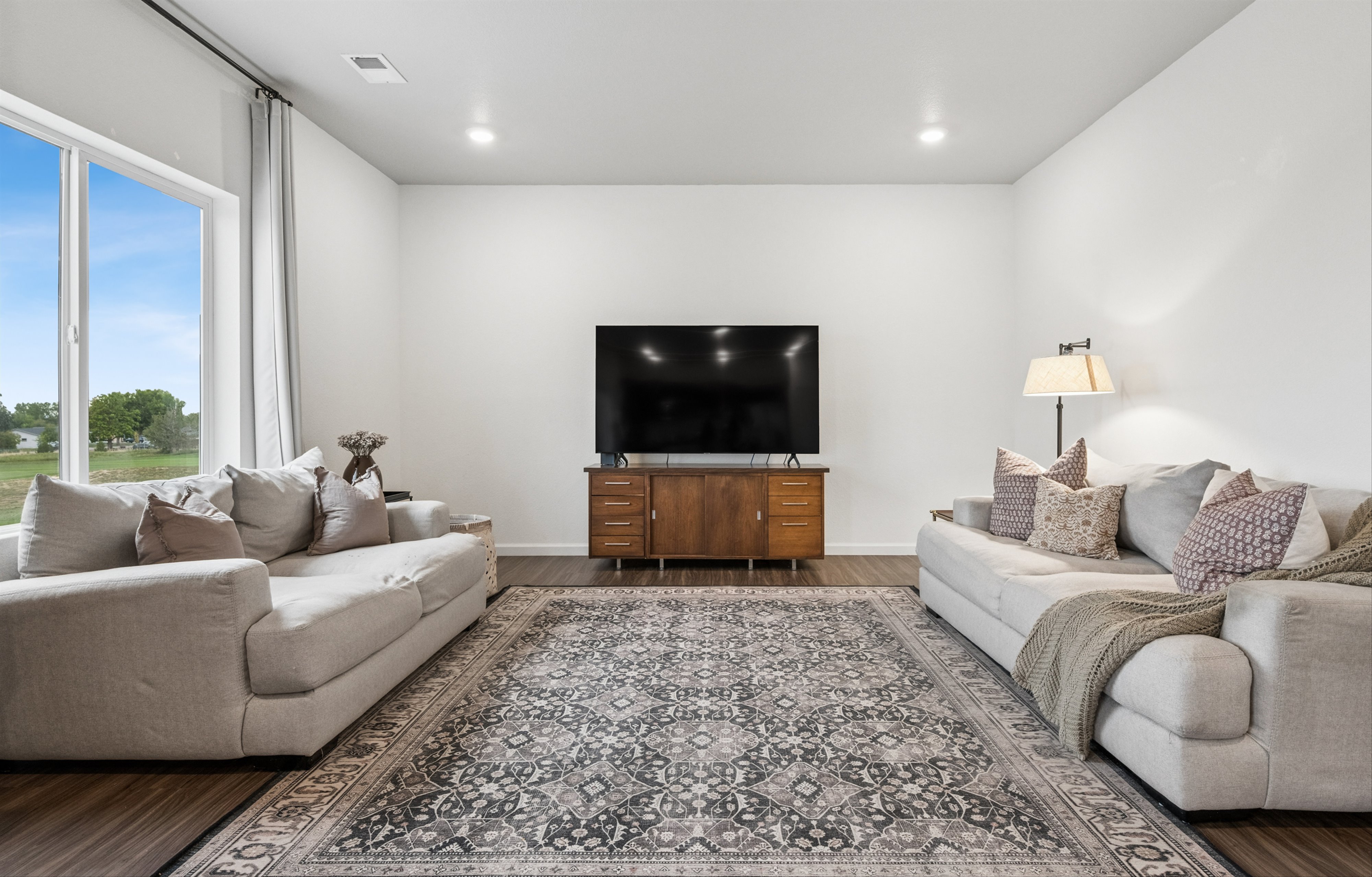  Welcome To Your Dream Home, Providing The Perfect Blend Of Comfort And Elegance. - 物件實景