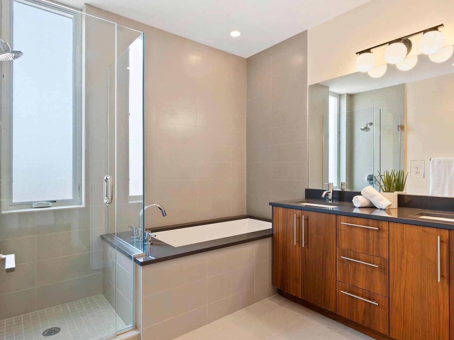  Welcome to this Rare and Stunning Three-Bedroom Penthouse - 物件實景