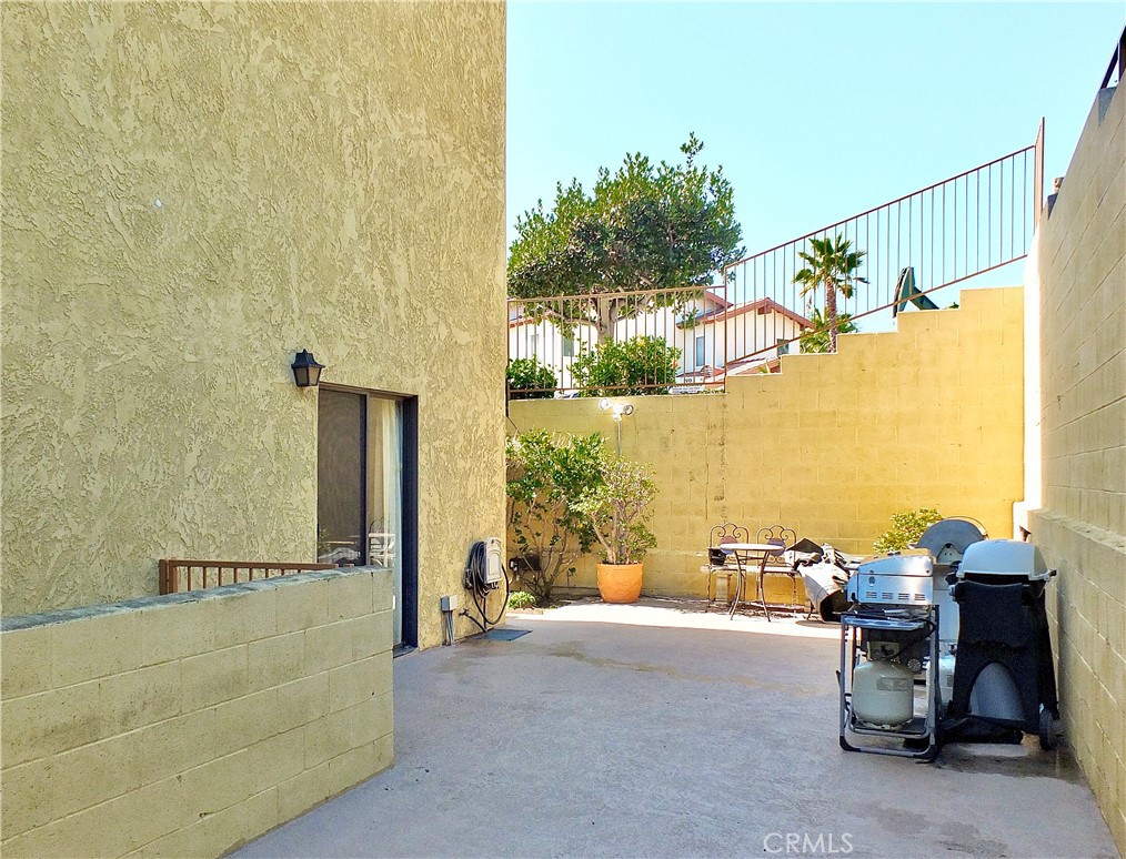 Signal Hill, California, 90755, United States, 2 Bedrooms Bedrooms, ,1 BathroomBathrooms,Residential,For Sale,1970804