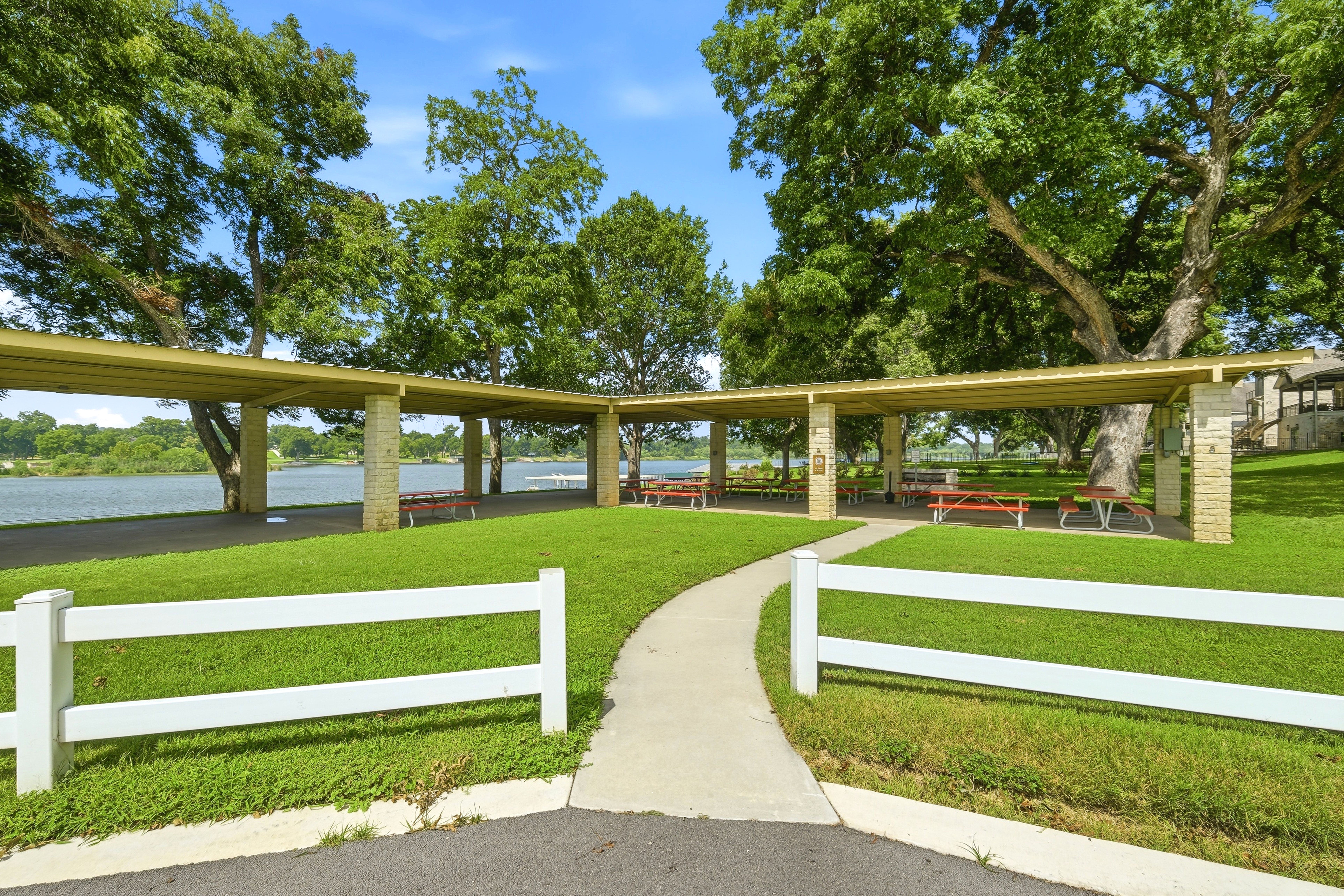  Gated Golf & Lake Community Home in Meadowlakes  Backs to Ranch - 物件實景