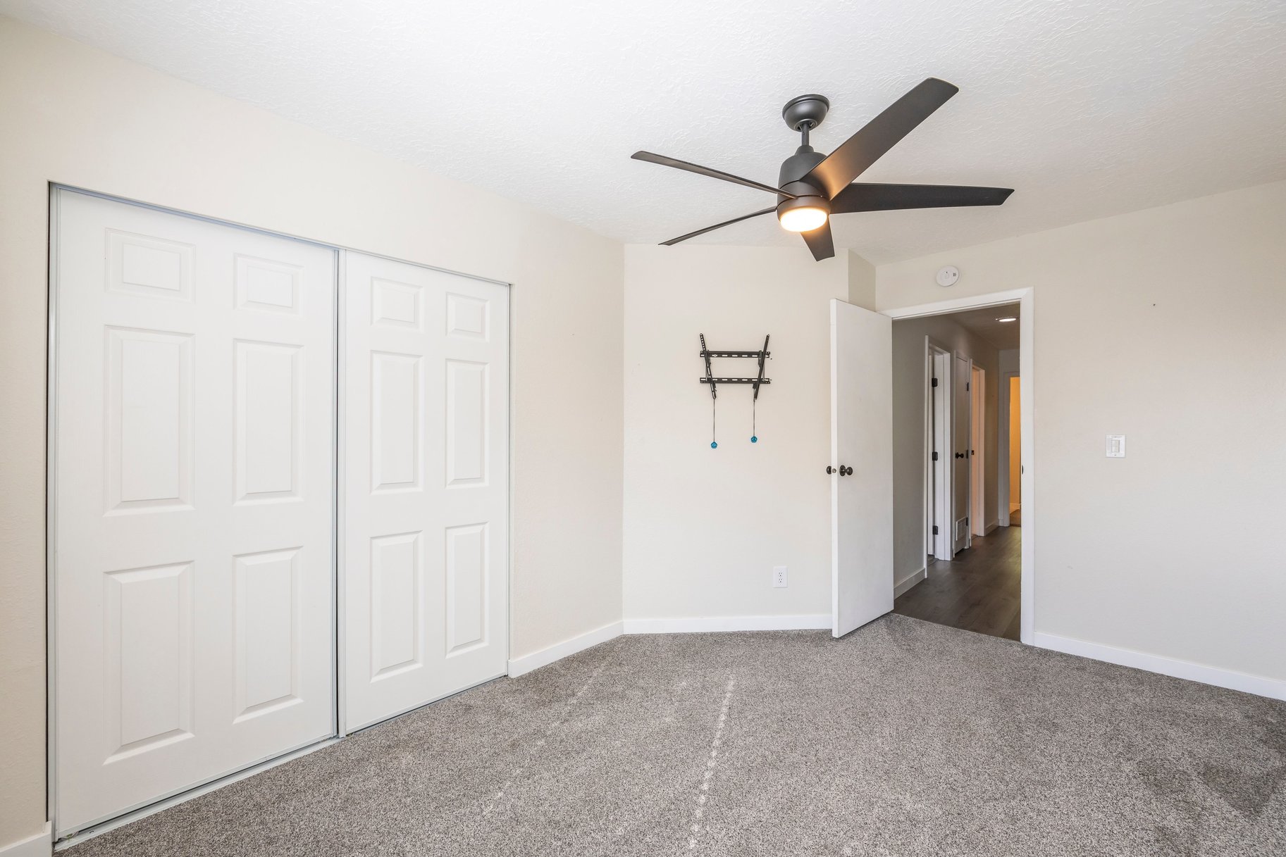  End-Unit Townhome with Updates Throughout - 物件實景
