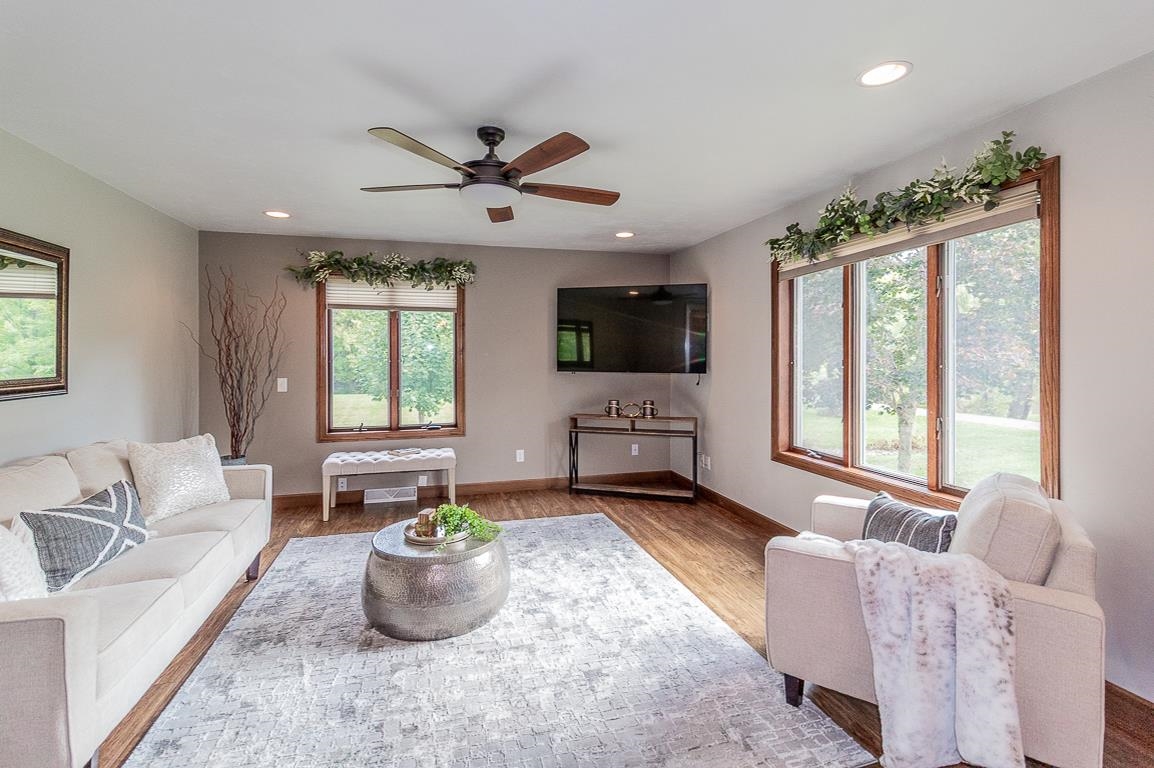 New London, Wisconsin, 54961-8021, United States, 4 Bedrooms Bedrooms, ,2 BathroomsBathrooms,Residential,For Sale,1984435