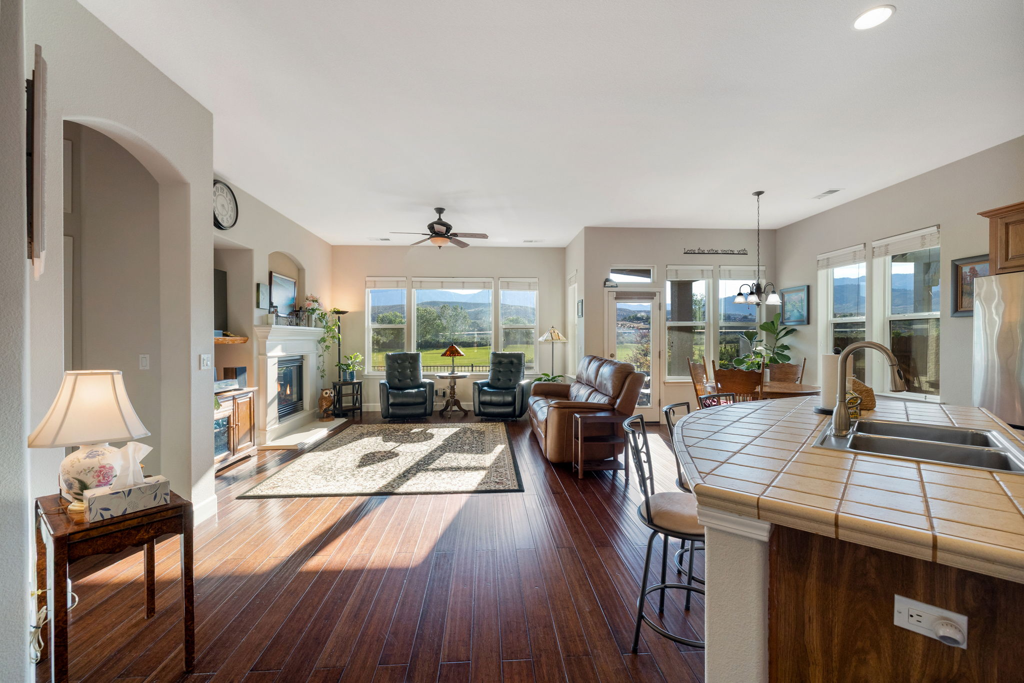  Refined Minden Living with Designer Touches and Captivating Mountain Views - 物件實景