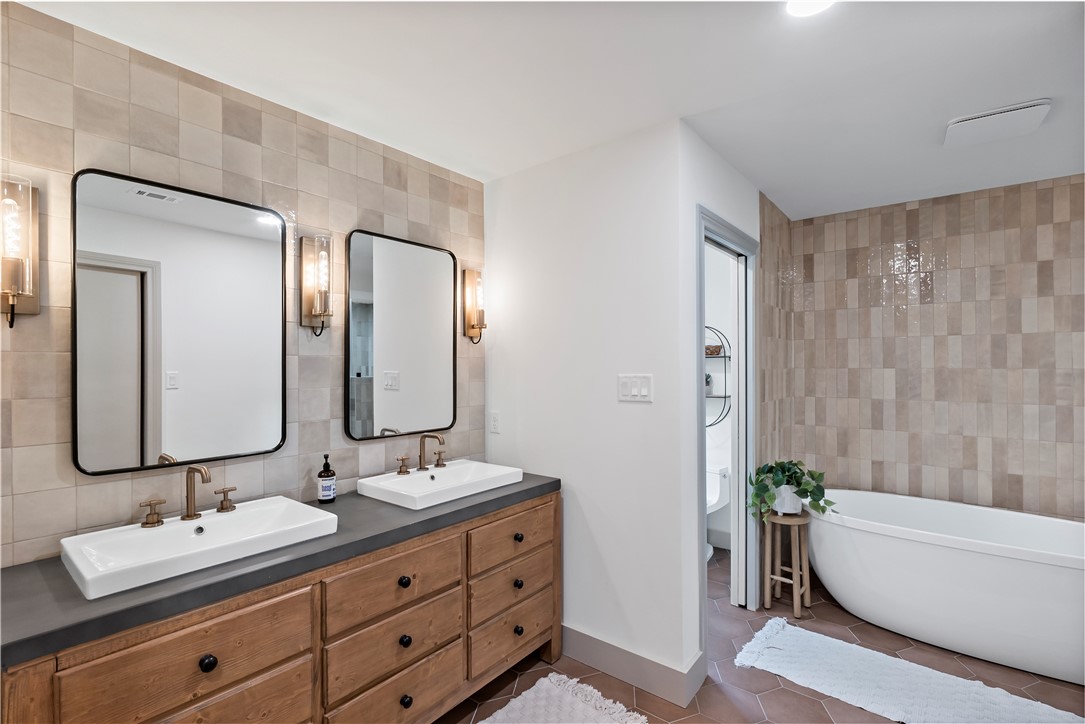 College Station, Texas, 77845, United States, 4 Bedrooms Bedrooms, ,5 BathroomsBathrooms,Residential,For Sale,1932091