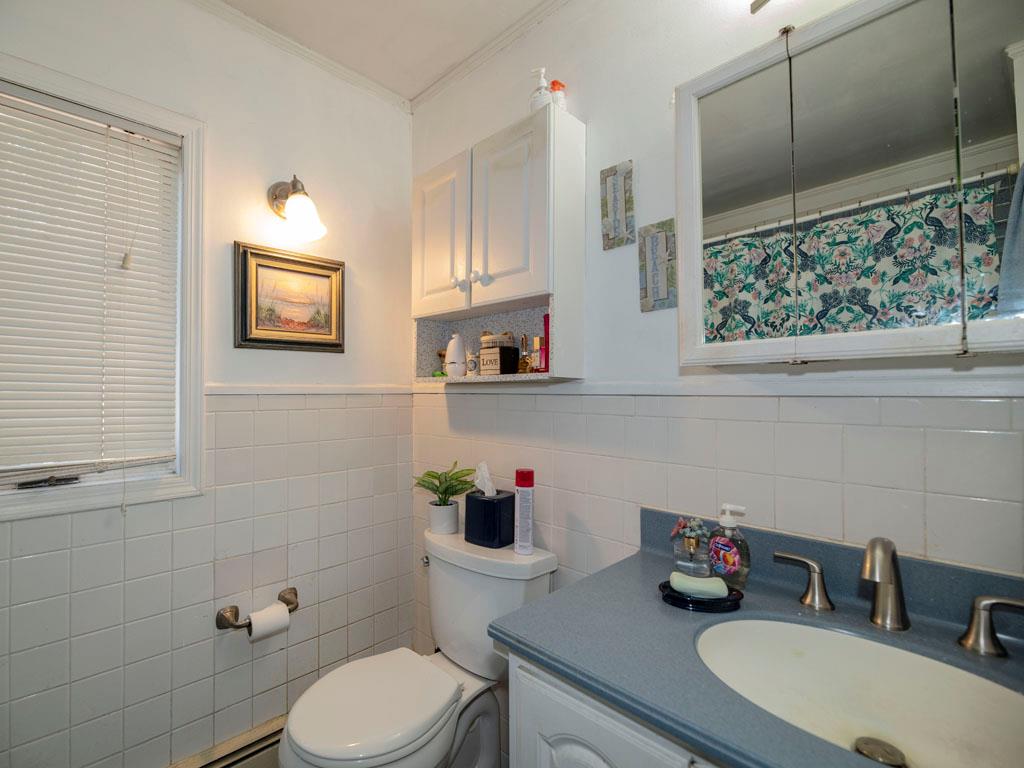 West Islip, New York, 11795, United States, 3 Bedrooms Bedrooms, ,2 BathroomsBathrooms,Residential,For Sale,1923514
