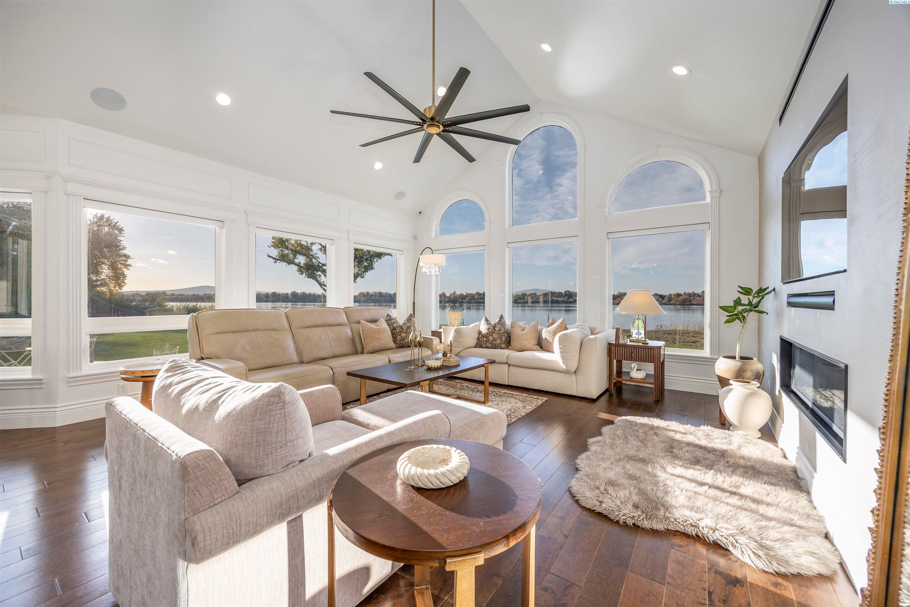 Pasco, Washington, 99301, United States, 4 Bedrooms Bedrooms, ,4 BathroomsBathrooms,Residential,For Sale,1974870