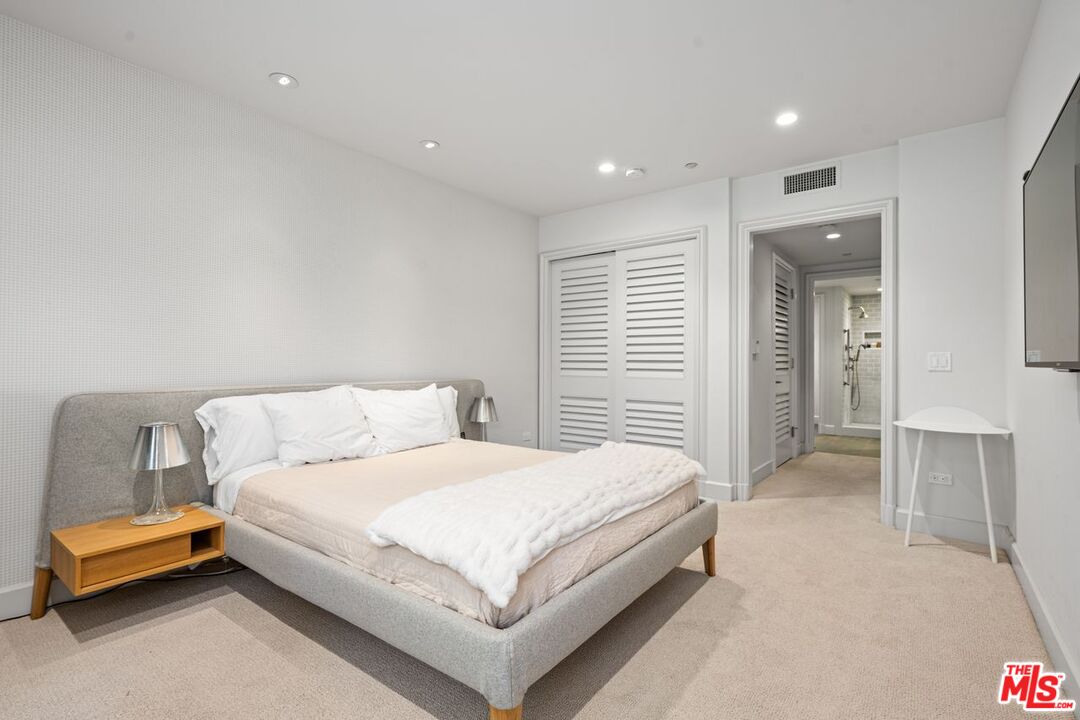 Santa Monica, California, 90402, United States, 2 Bedrooms Bedrooms, ,2 BathroomsBathrooms,Residential,For Sale,1901318